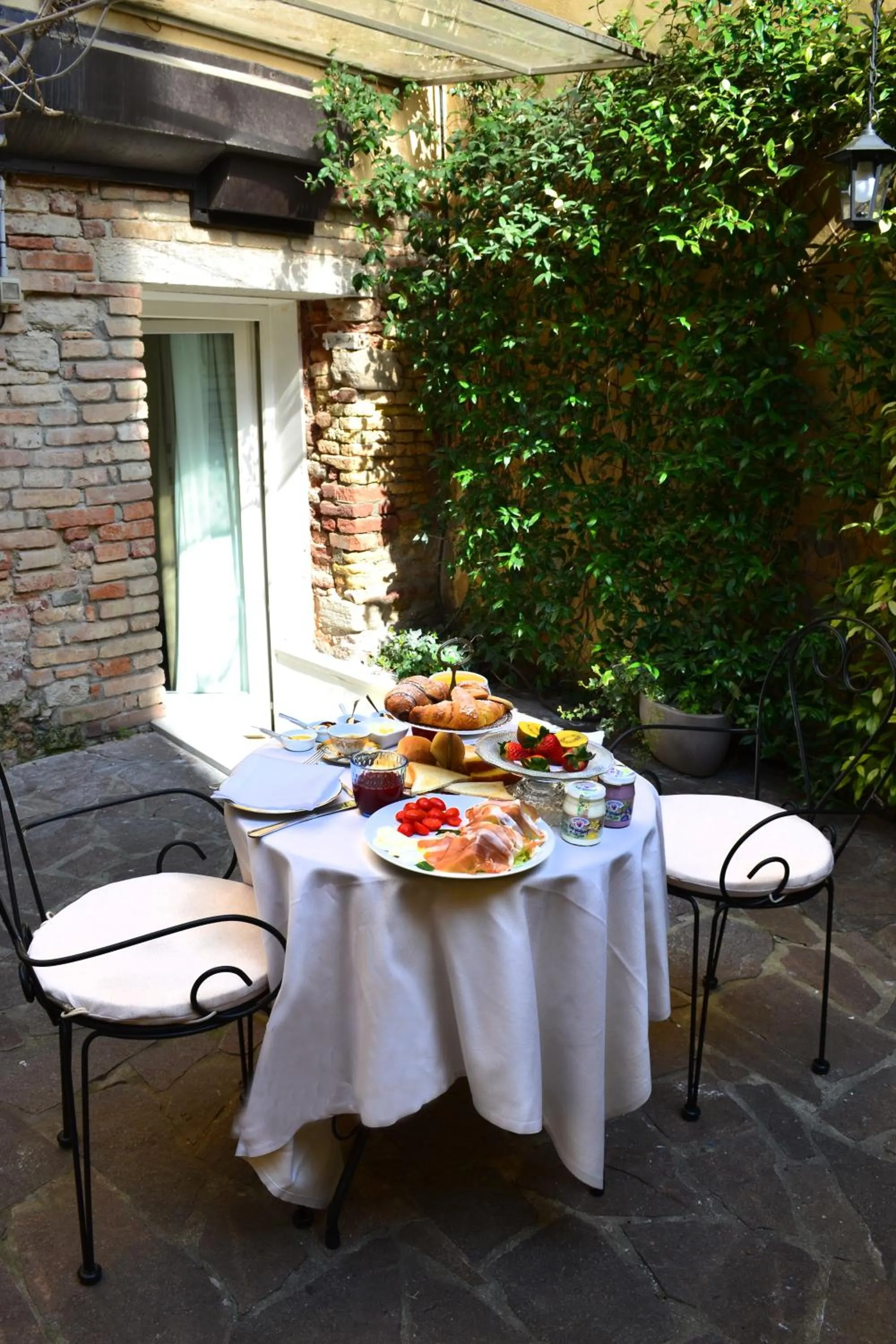 Garden in Avogaria 5 Rooms