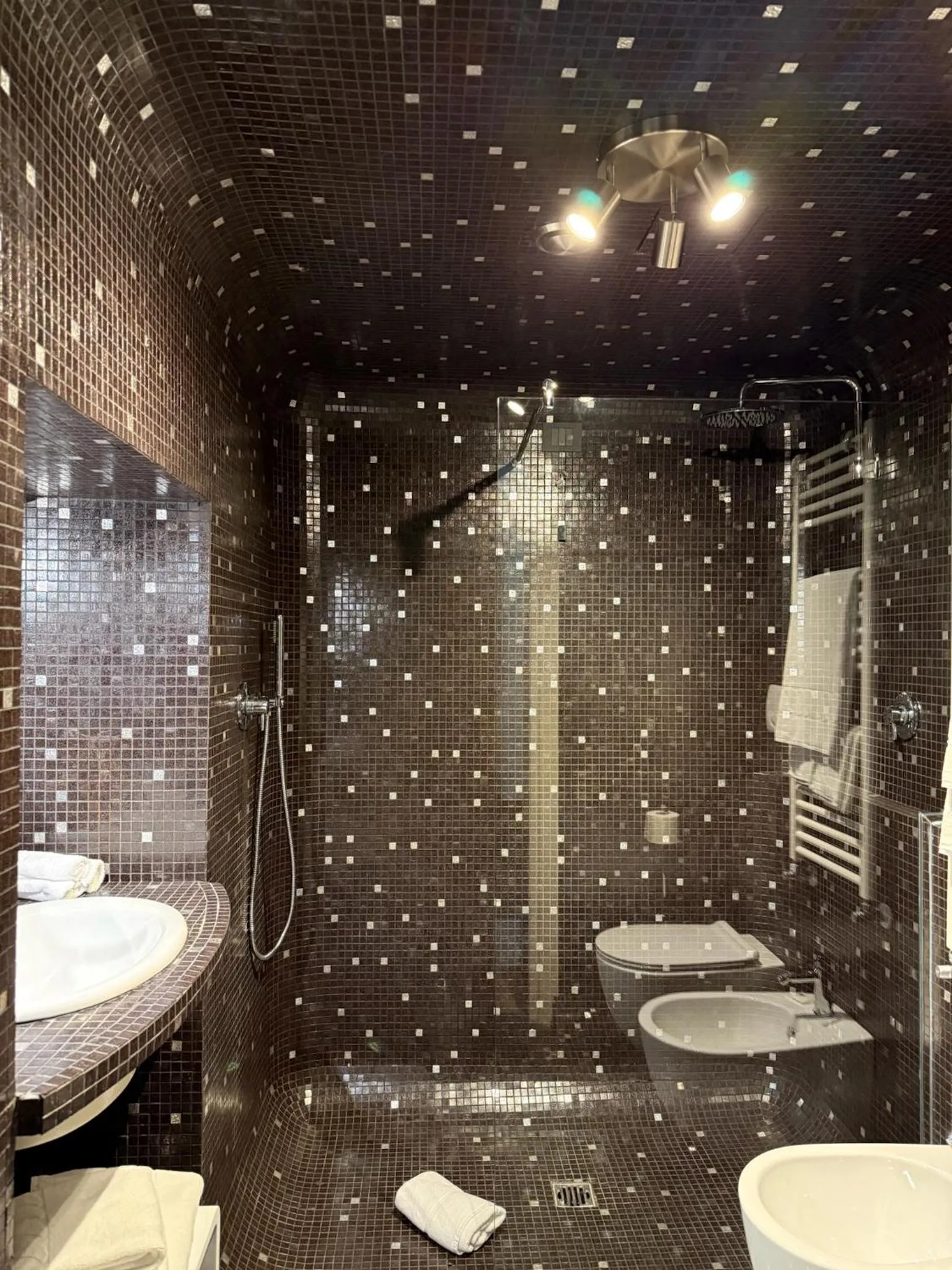 Shower in Avogaria 5 Rooms