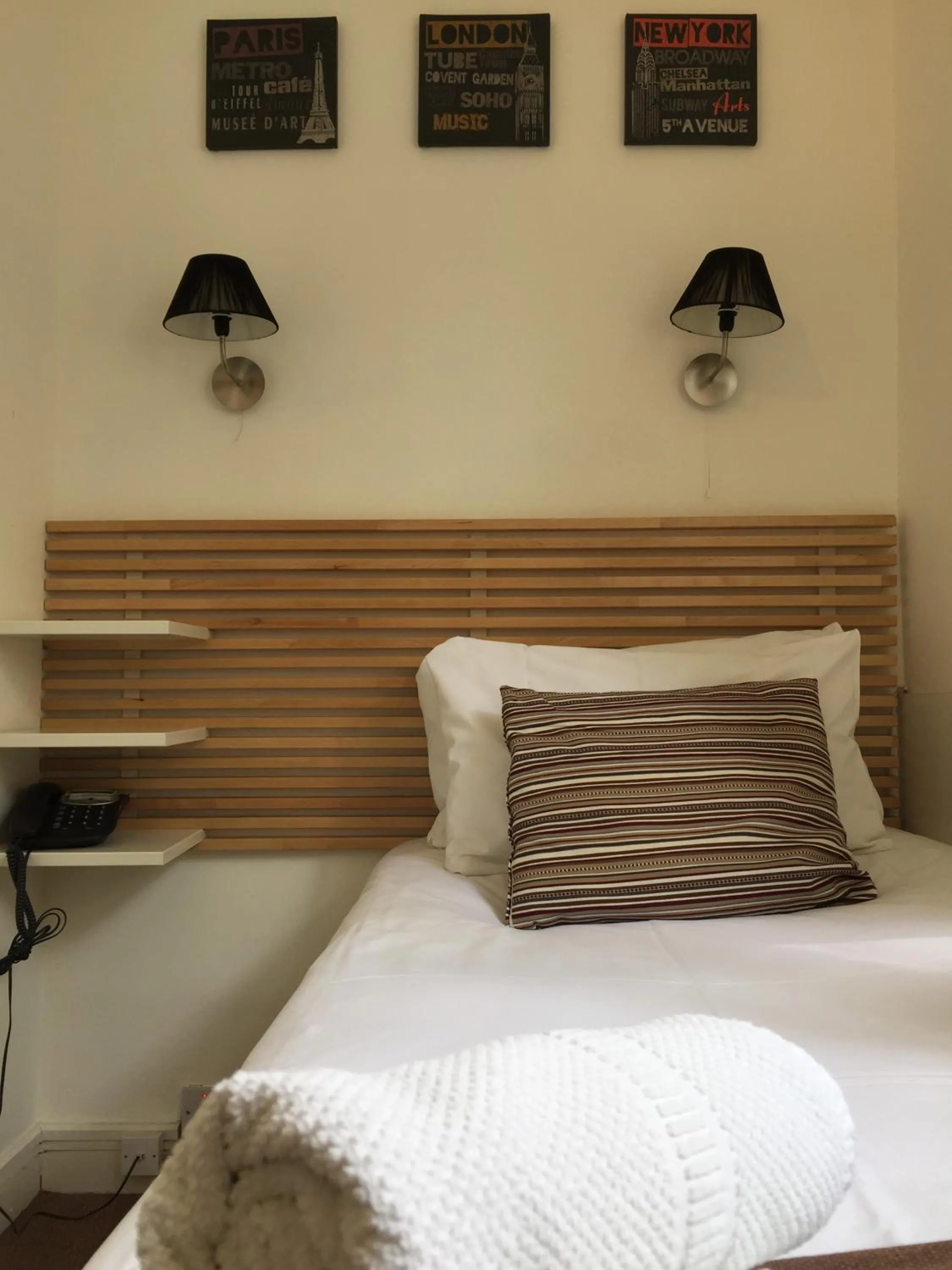 Bedroom, Bed in Dockside Hotel