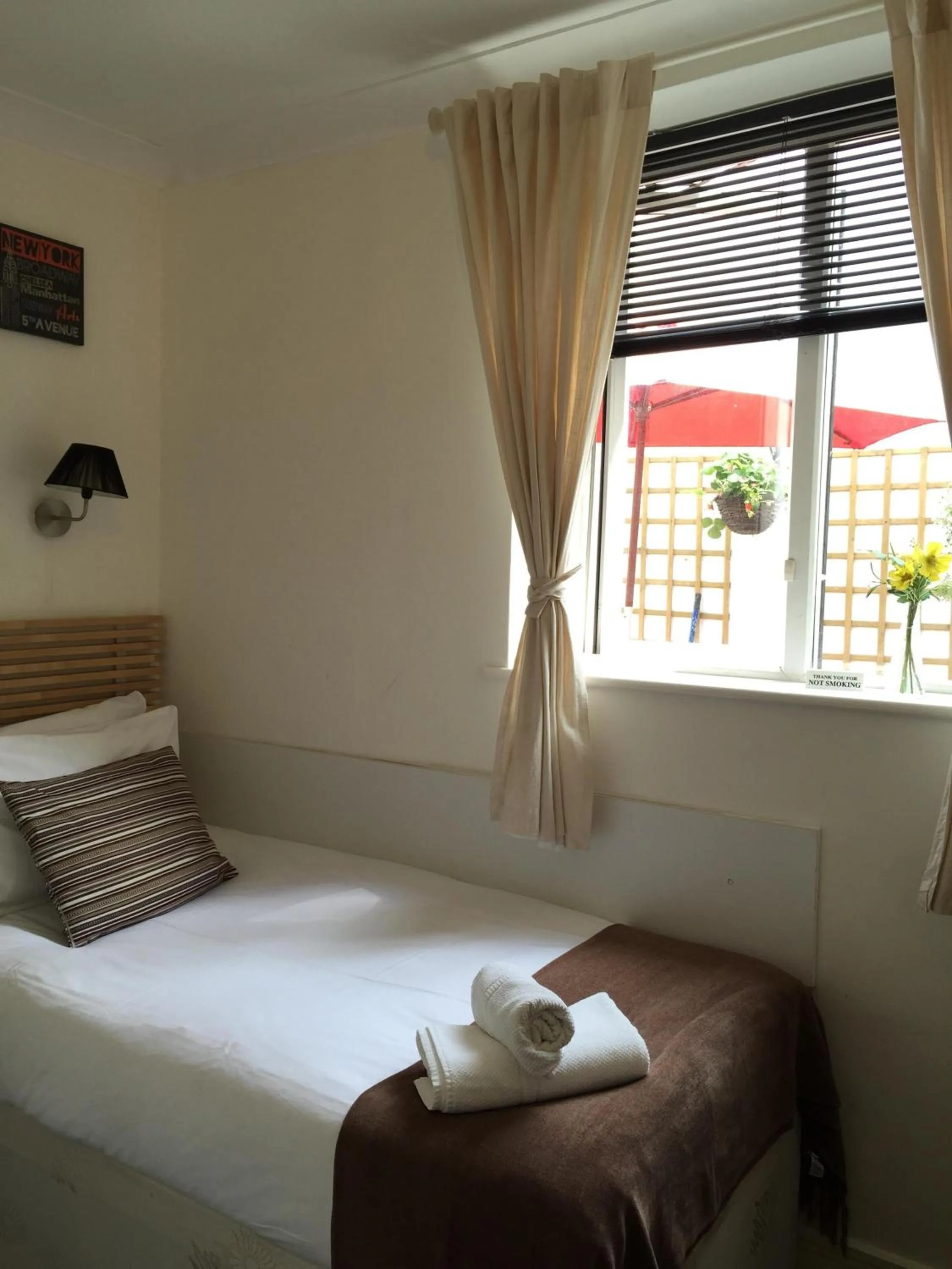 Bedroom, Bed in Dockside Hotel