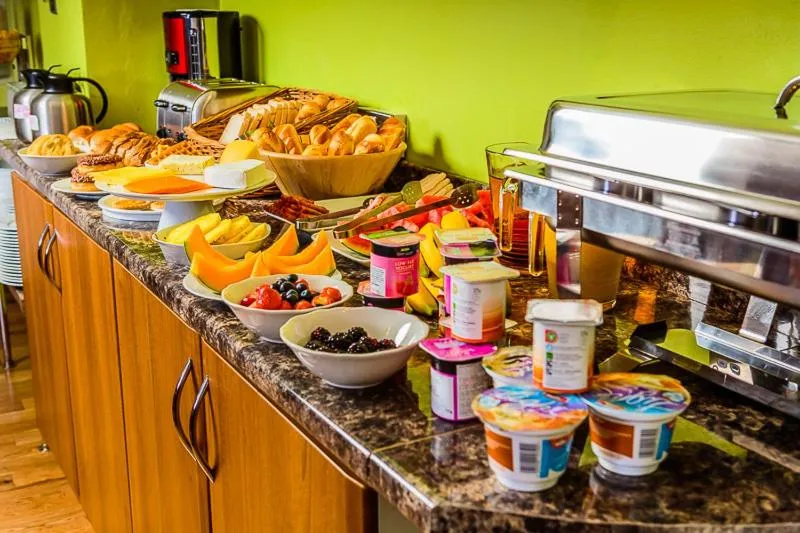 Restaurant/places to eat in Dockside Hotel