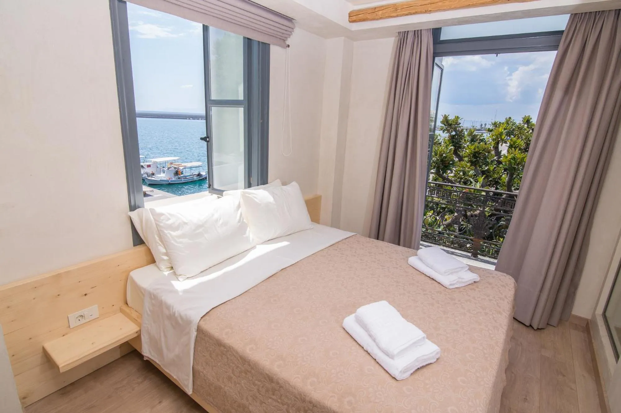 Deluxe Double Room with Balcony and Sea View in Panellinion Luxury Rooms