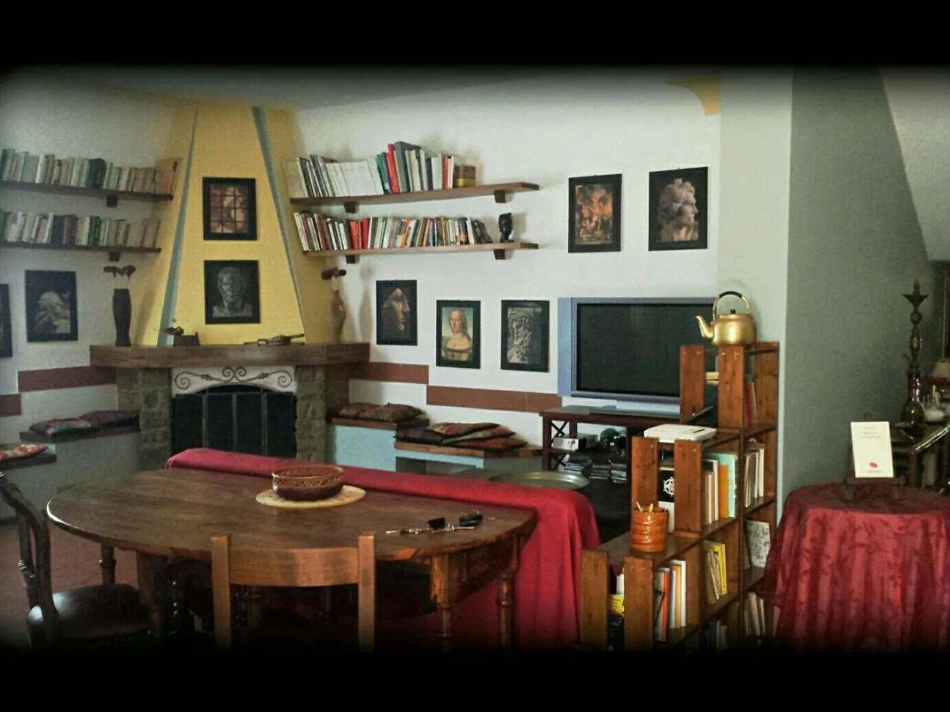 Communal lounge/ TV room in La Casa degli Artisti