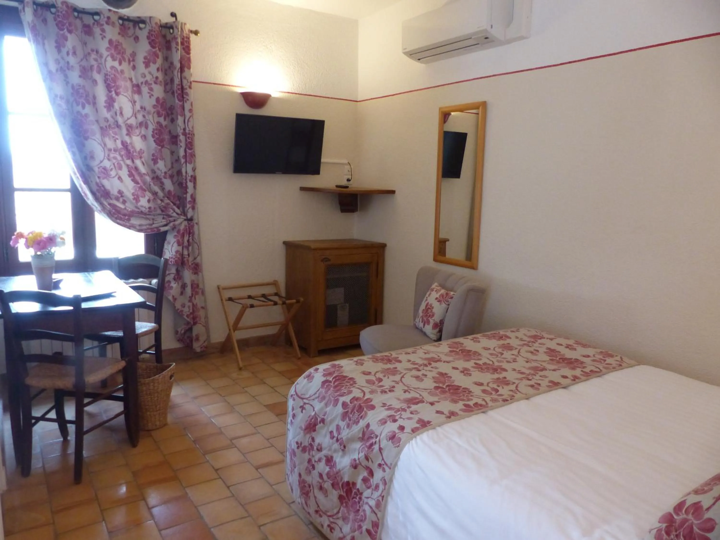 Bedroom, Bed in Charembeau