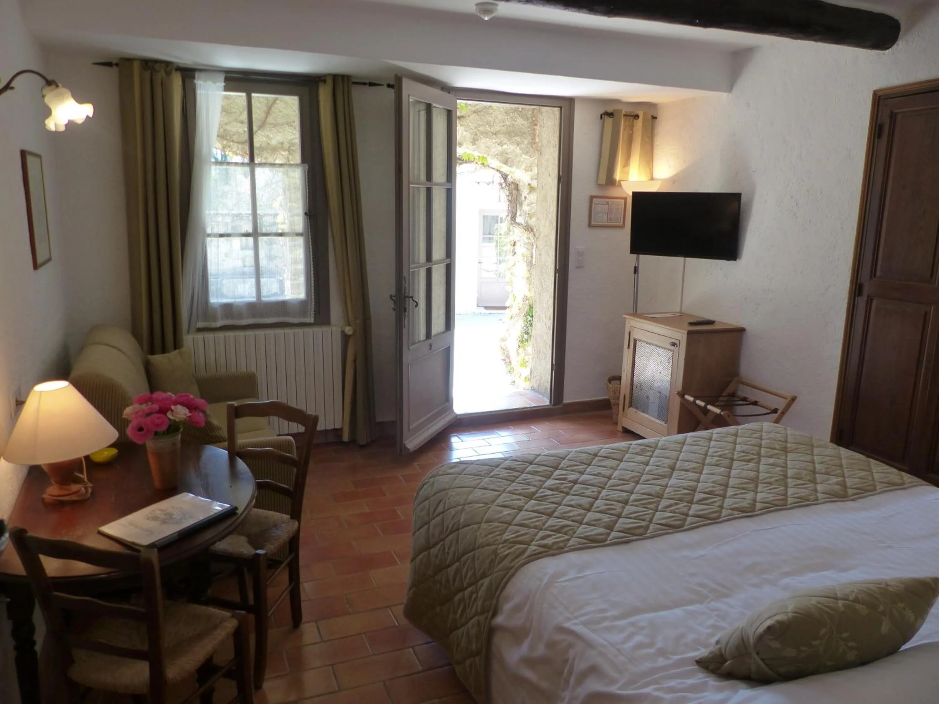 Bedroom, Bed in Charembeau