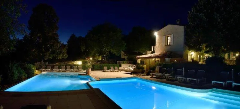 Swimming pool in Charembeau