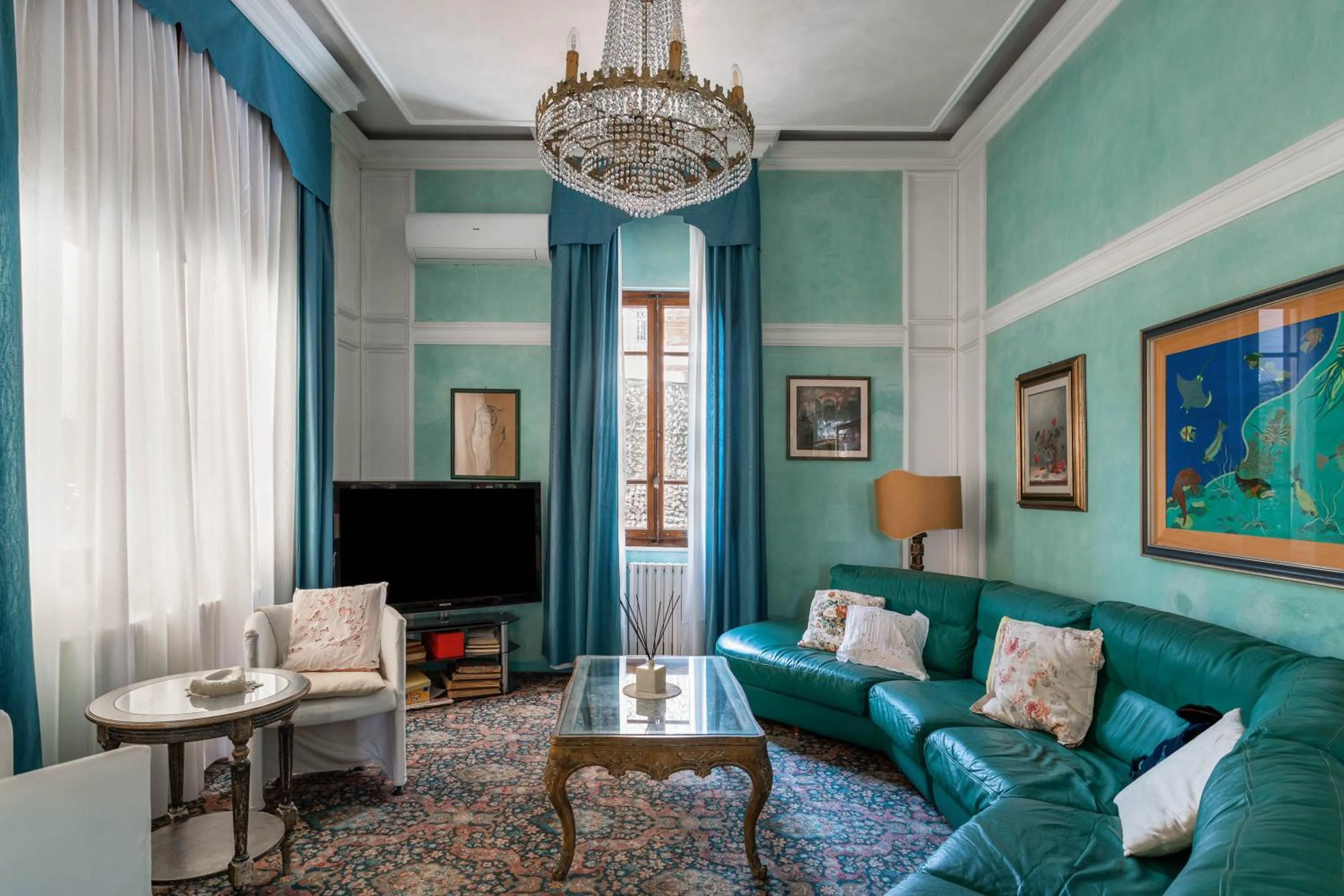 Communal lounge/ TV room in Hotel Sonia