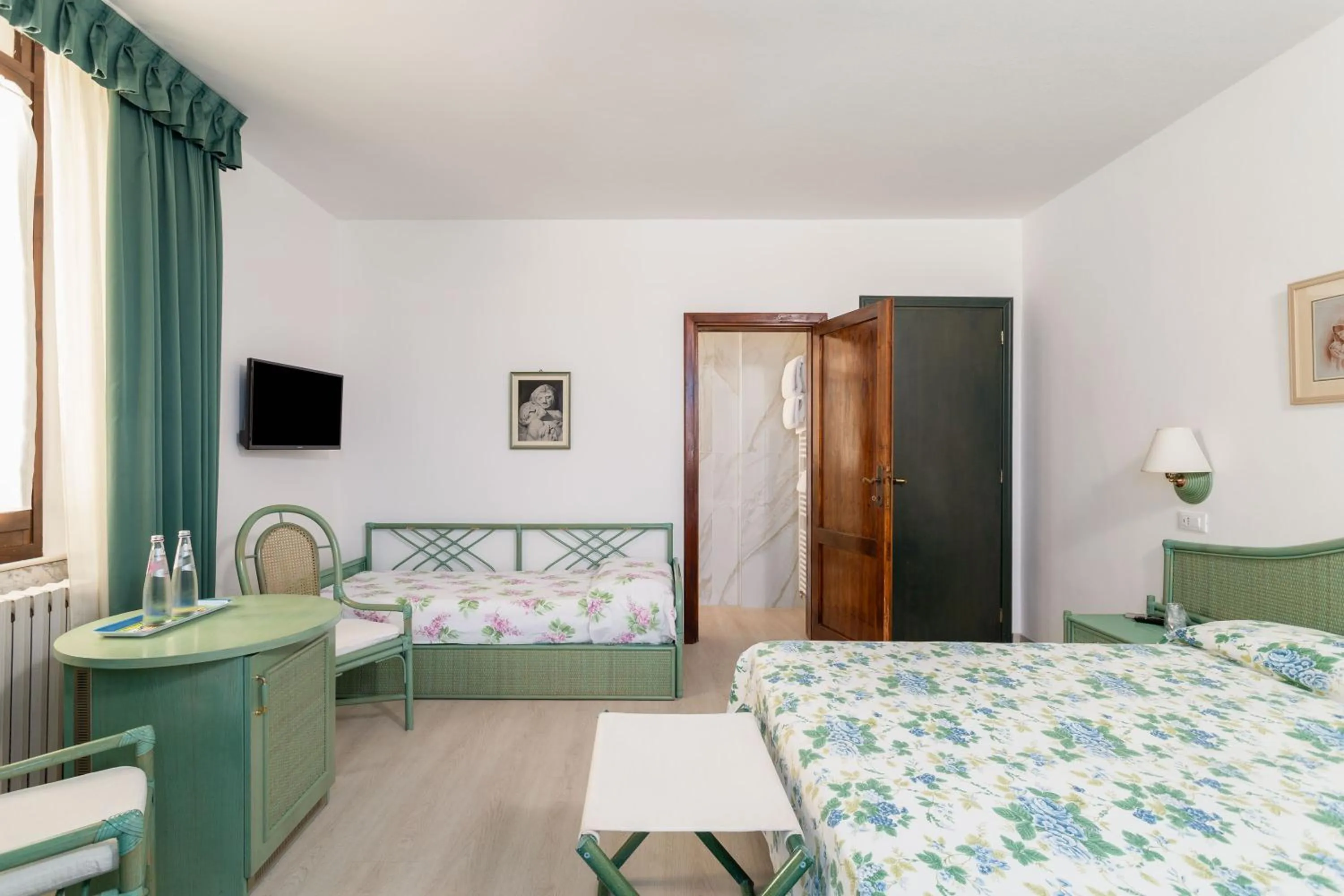 TV and multimedia, Bed in Hotel Sonia