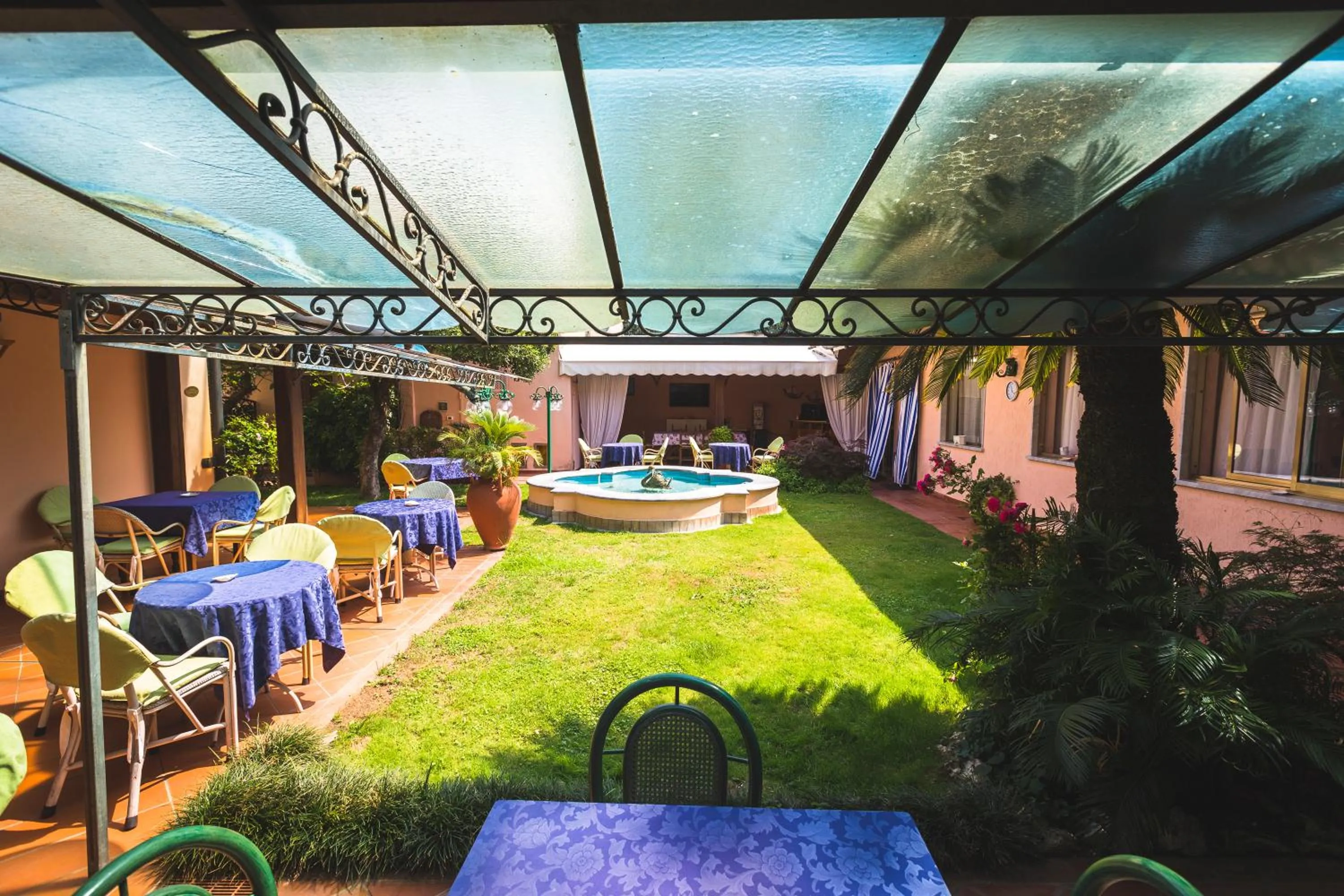 Restaurant/places to eat in Hotel Sonia