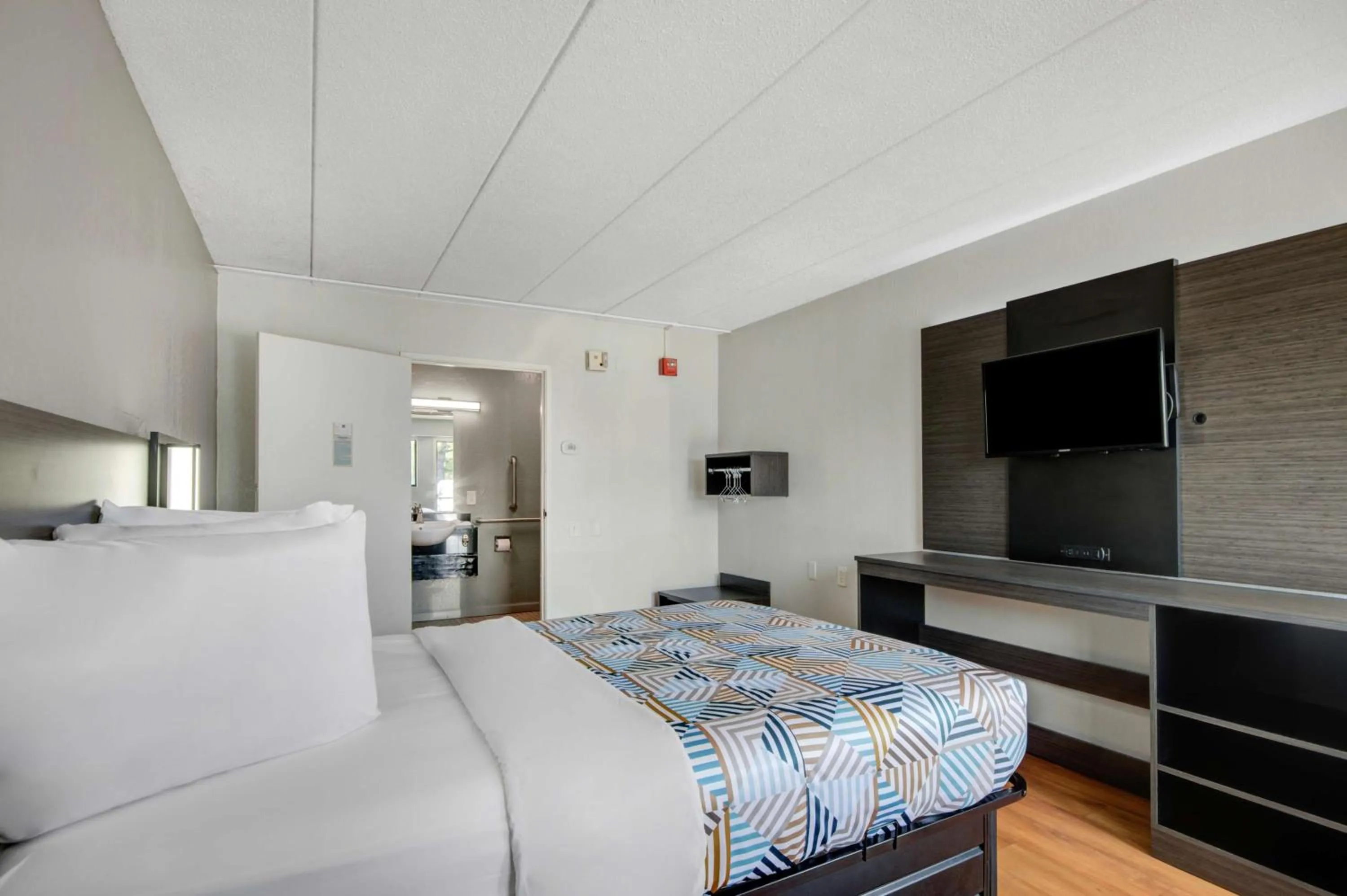 Bedroom, Bed in Motel 6-York, PA