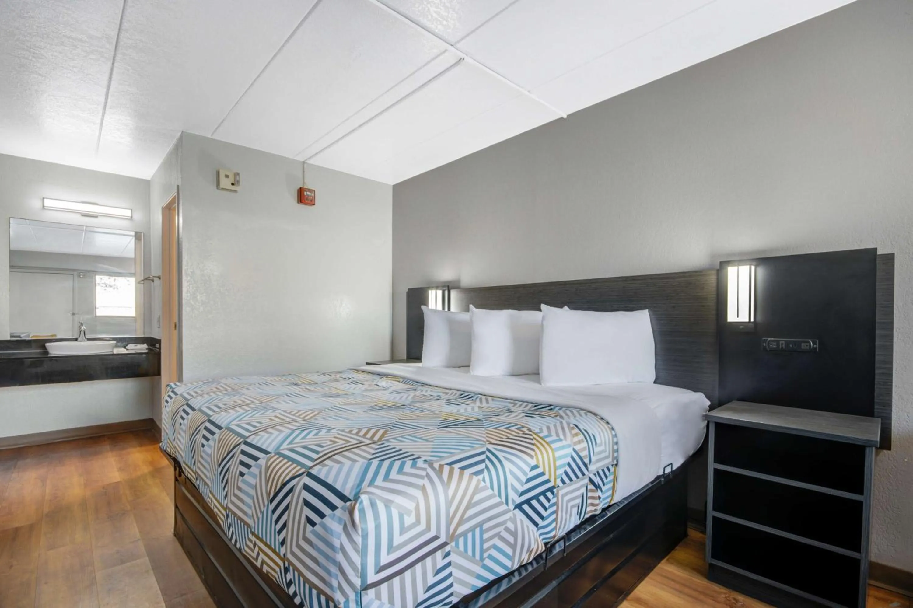 Bedroom, Bed in Motel 6-York, PA