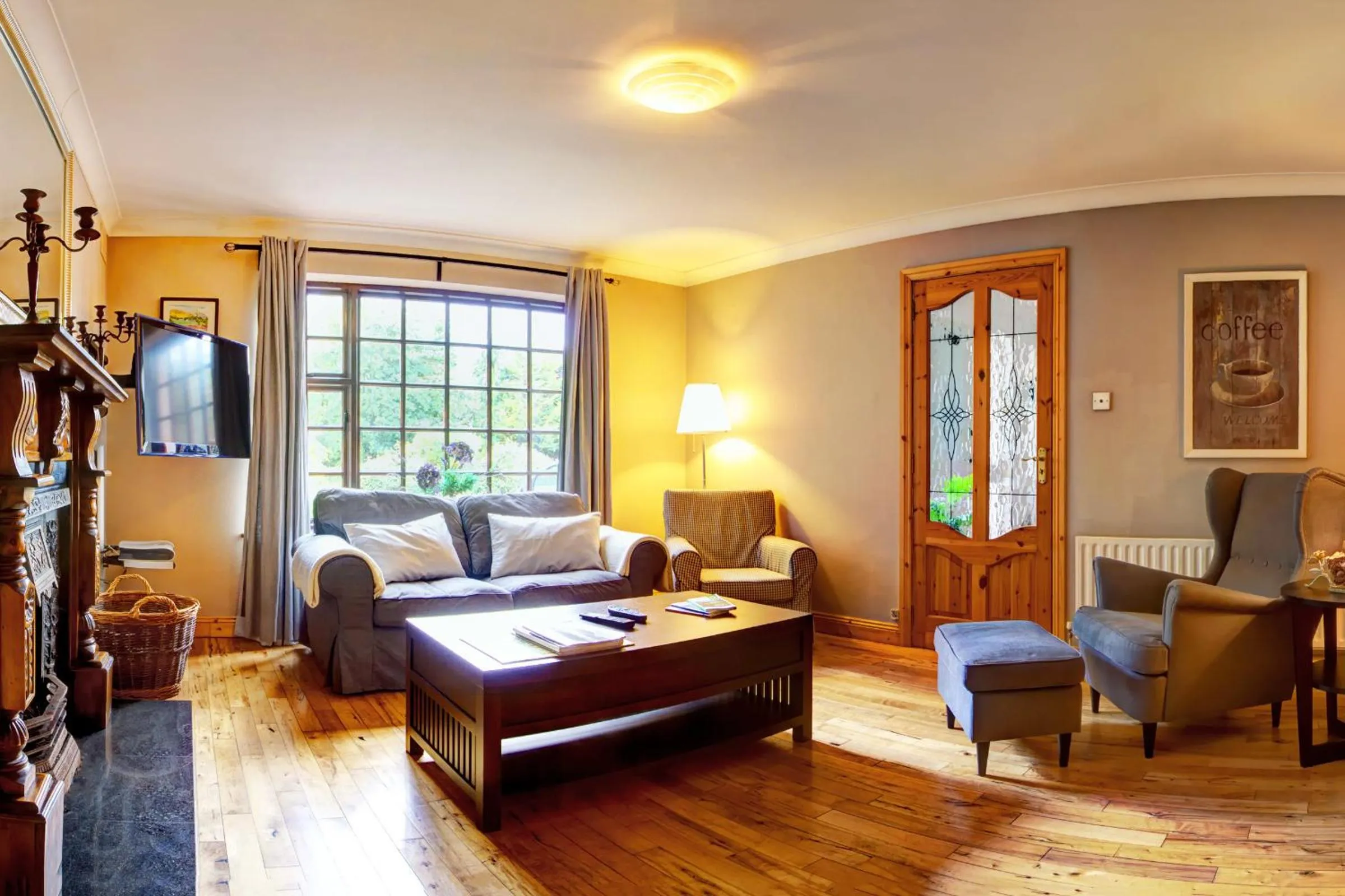 Communal lounge/ TV room in Woodside Lodge accomodation