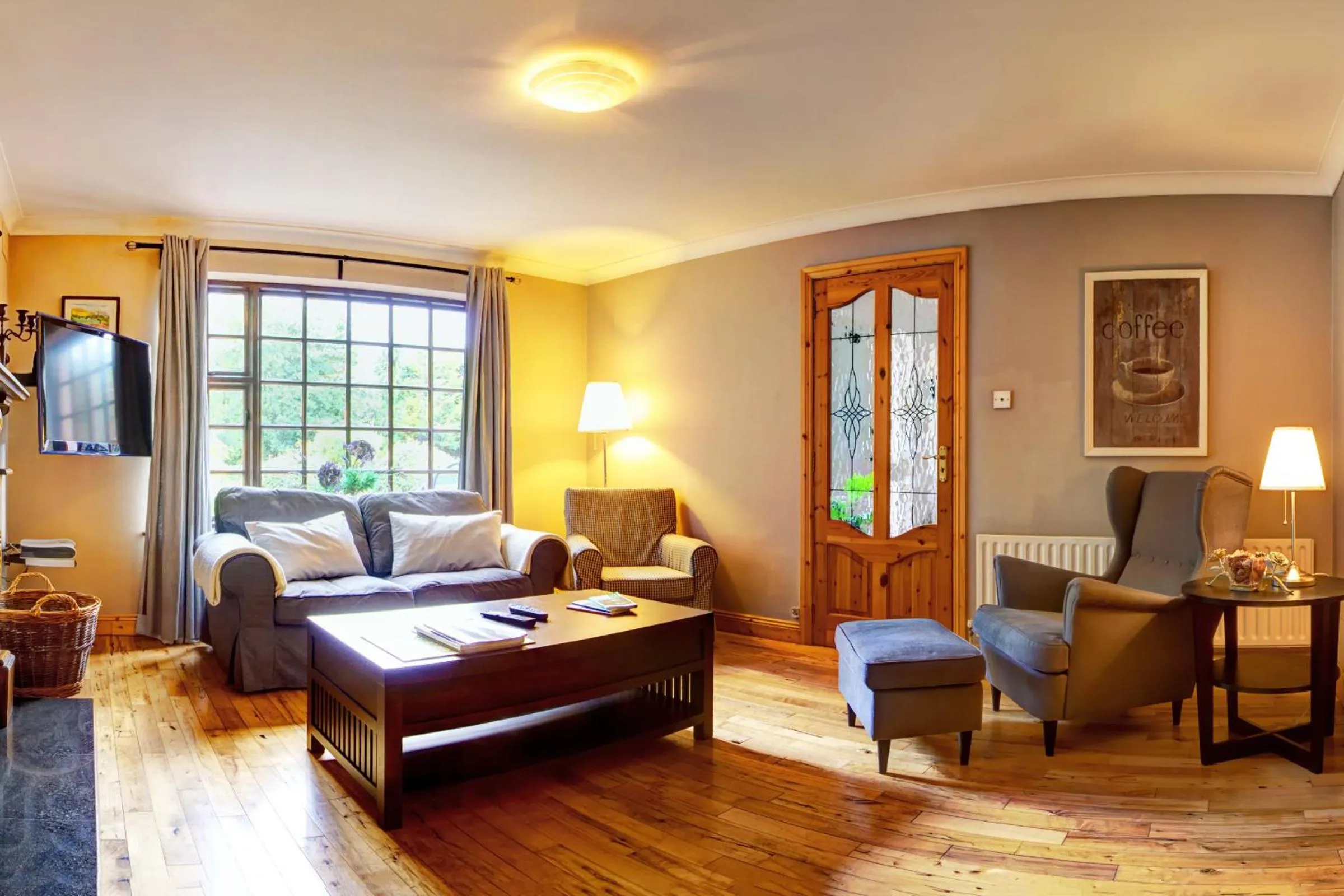 Communal lounge/ TV room, Bed in Woodside Lodge accomodation