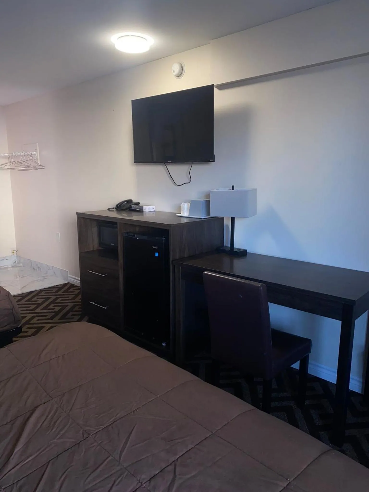 TV and multimedia, Bed in Falls Lodge by the Falls (Formerly Knights Inn)