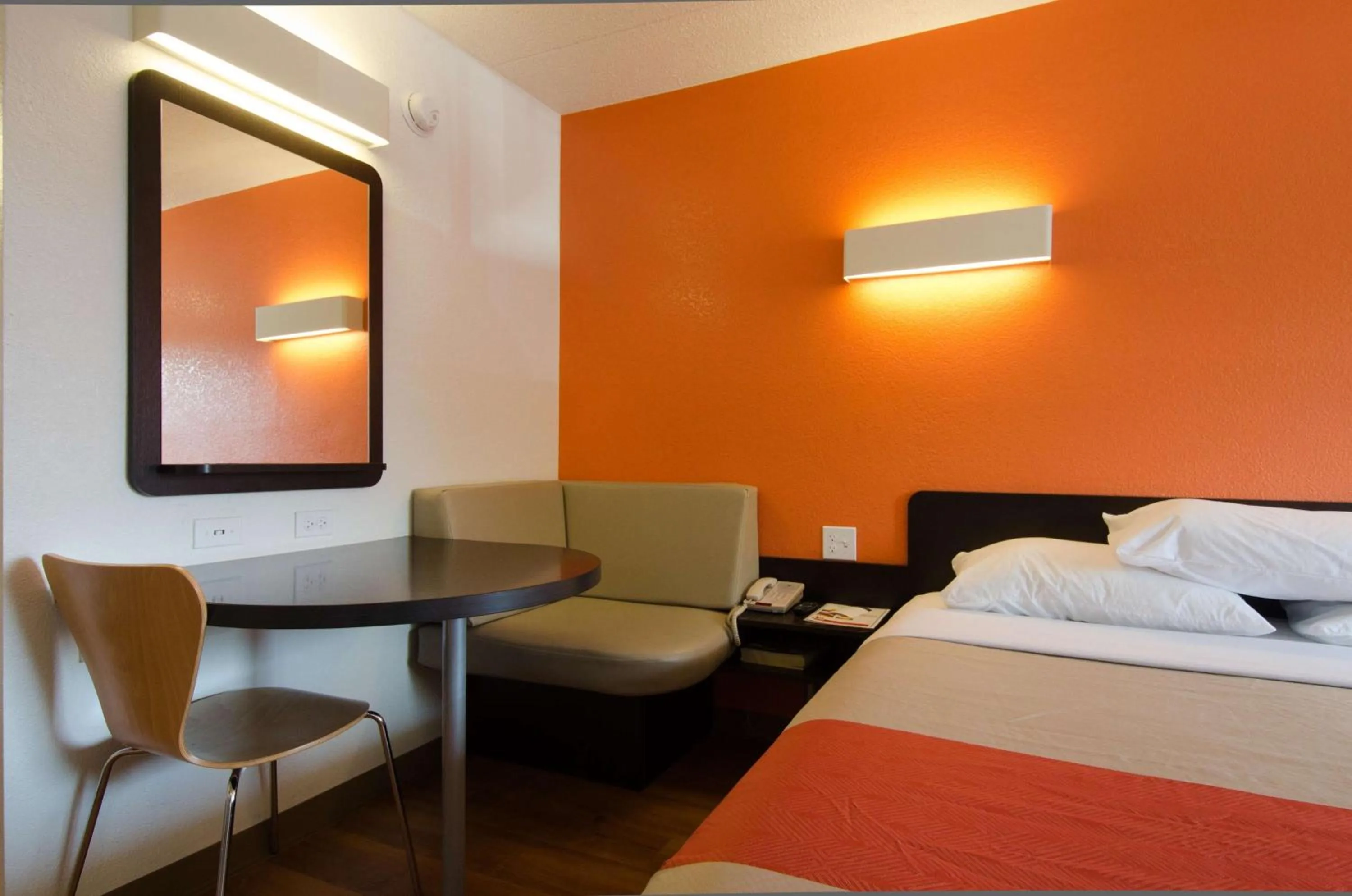 TV and multimedia, Bed in Motel 6-Gaithersburg, DC - Washington