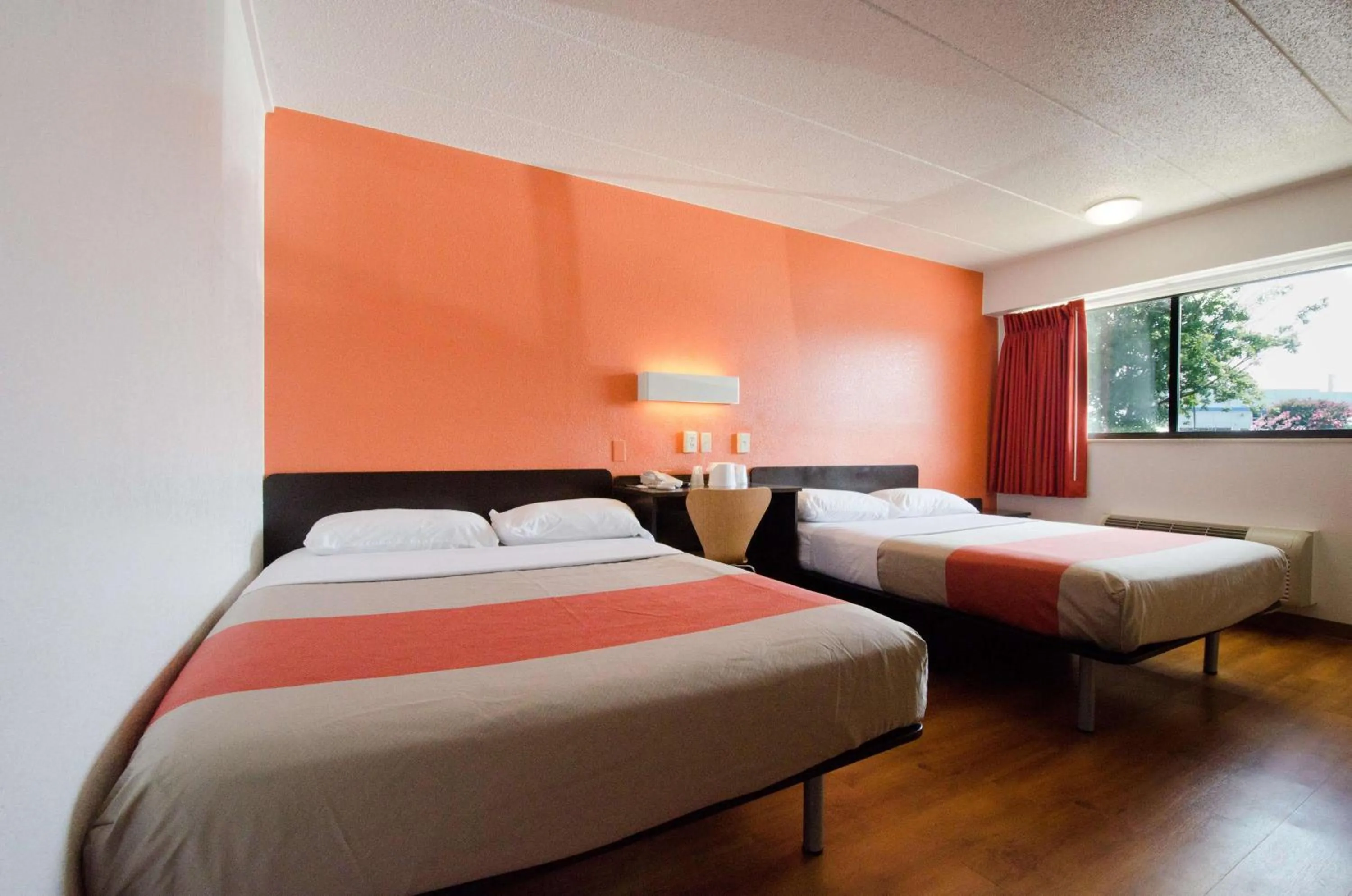 TV and multimedia, Bed in Motel 6-Gaithersburg, DC - Washington