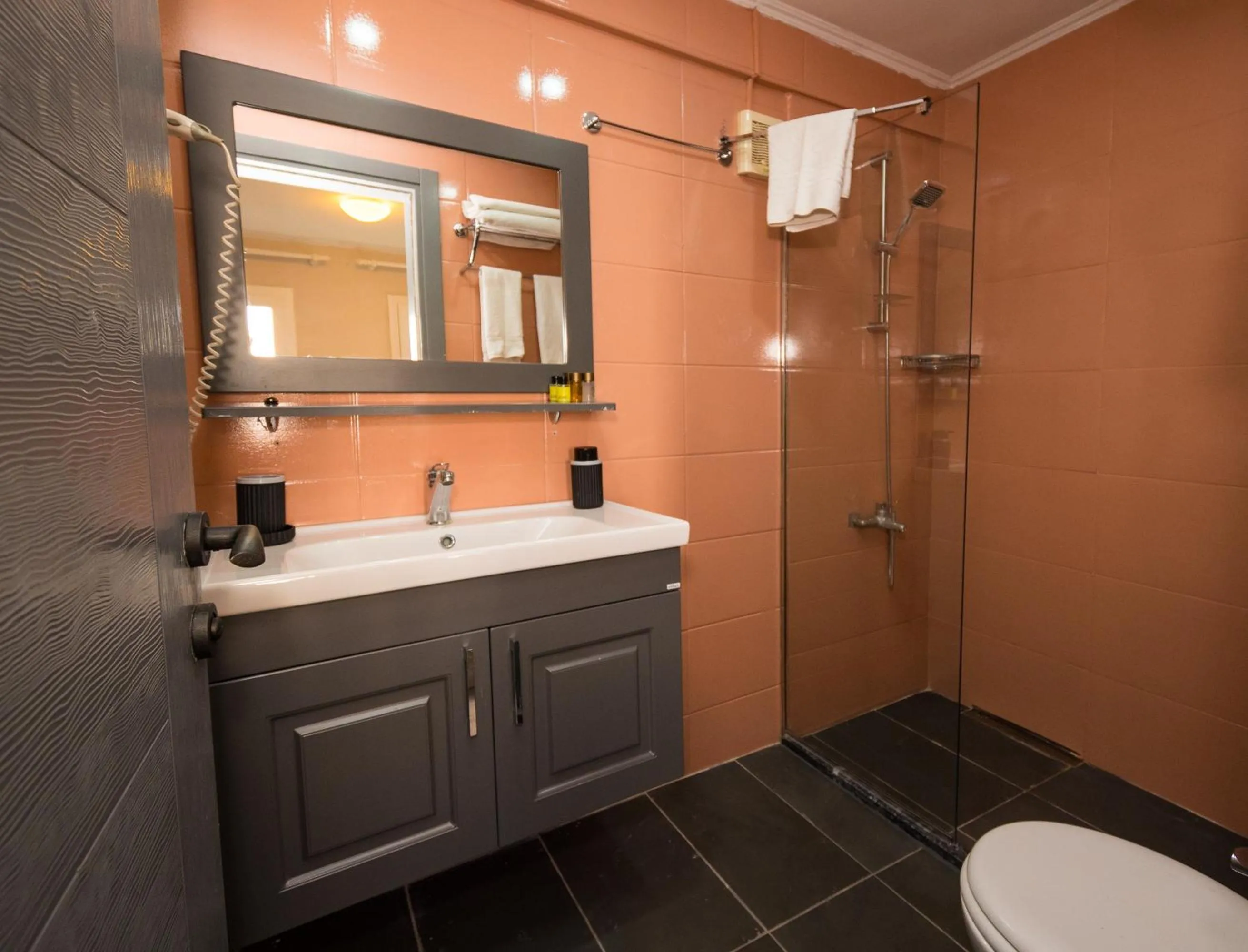 Toilet, Bathroom in 7 Art Feslegen Hotel By Egeos