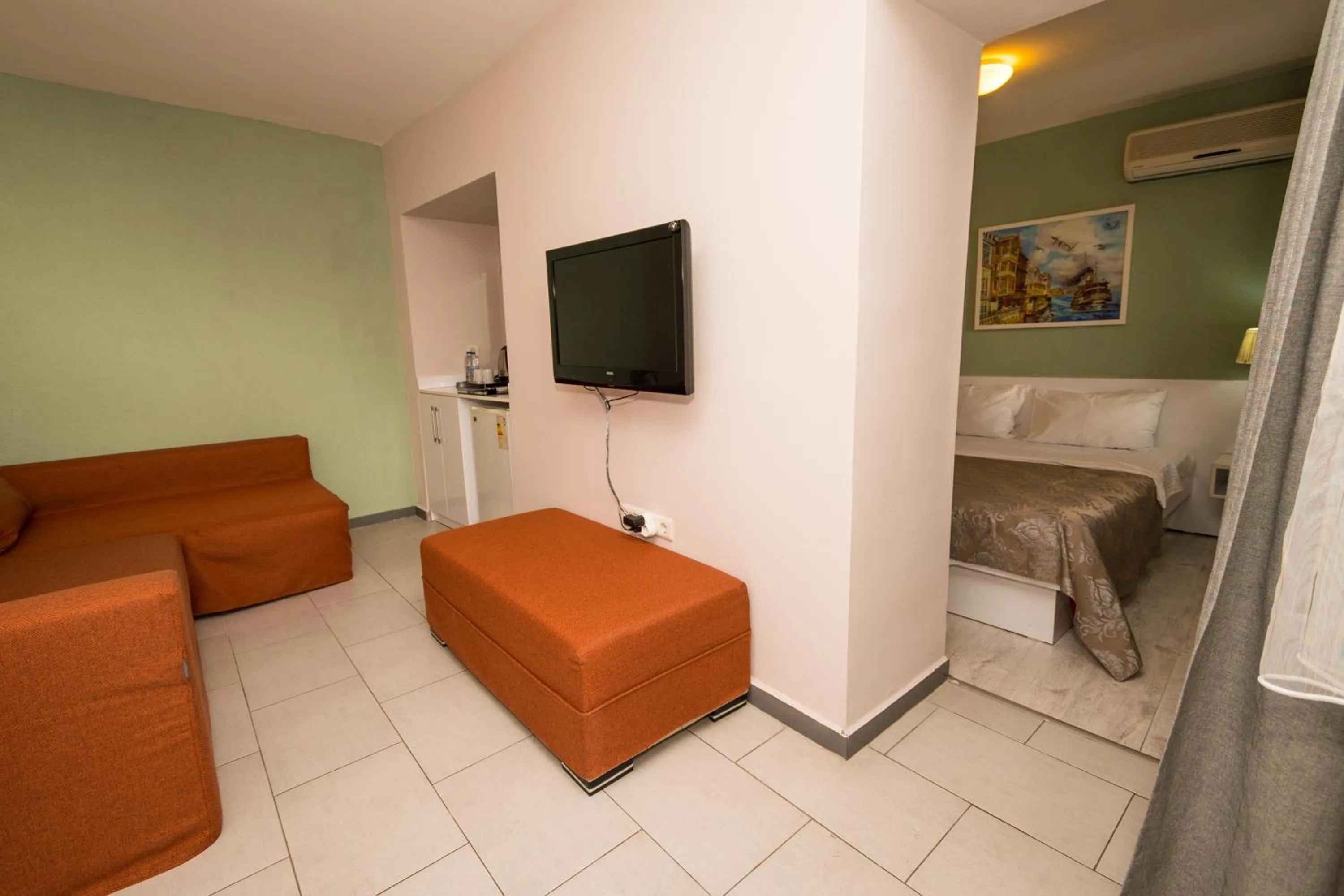 Living room, TV/Entertainment Center in 7 Art Feslegen Hotel By Egeos