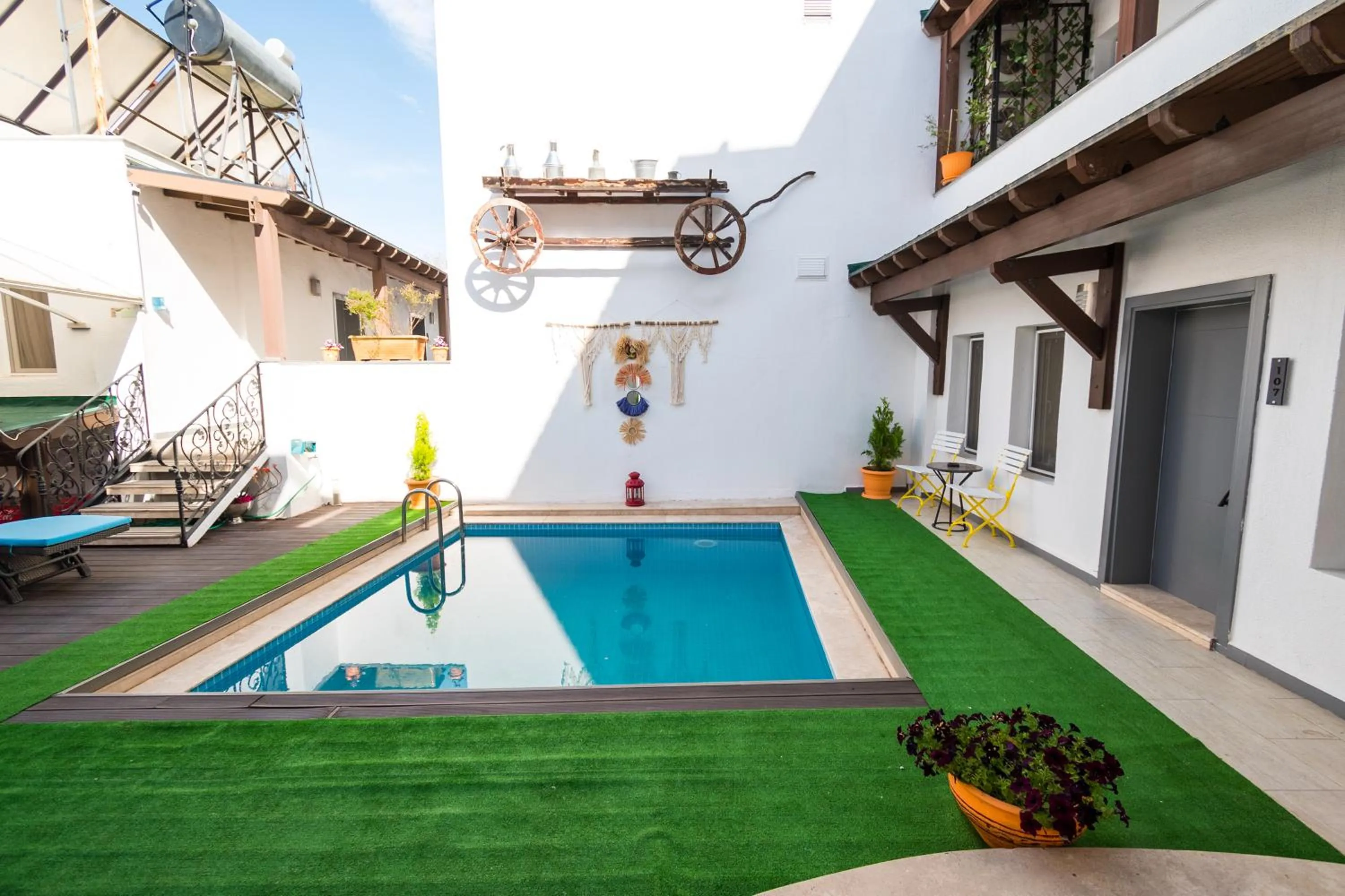 Inner courtyard view, Swimming Pool in 7 Art Feslegen Hotel By Egeos