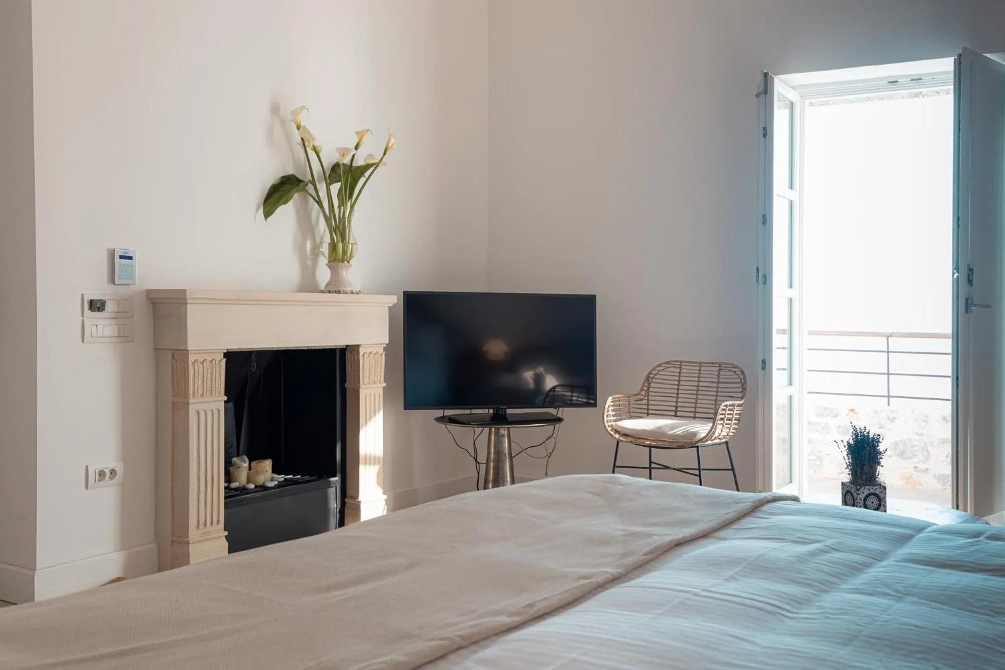 TV and multimedia, Bed in Ariá Estate Suites & Spa