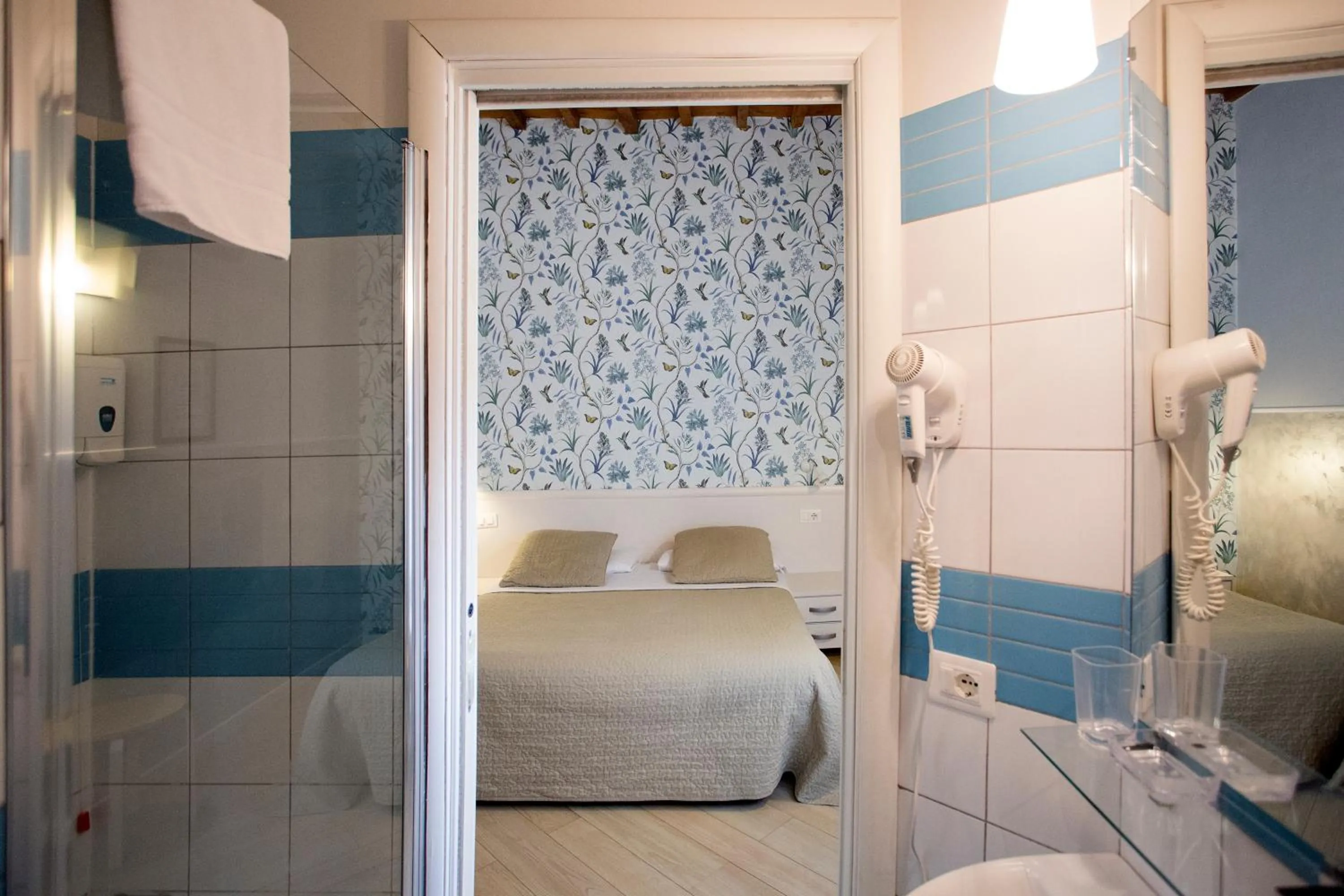 Bathroom, Bed in Hotel Bencidormi