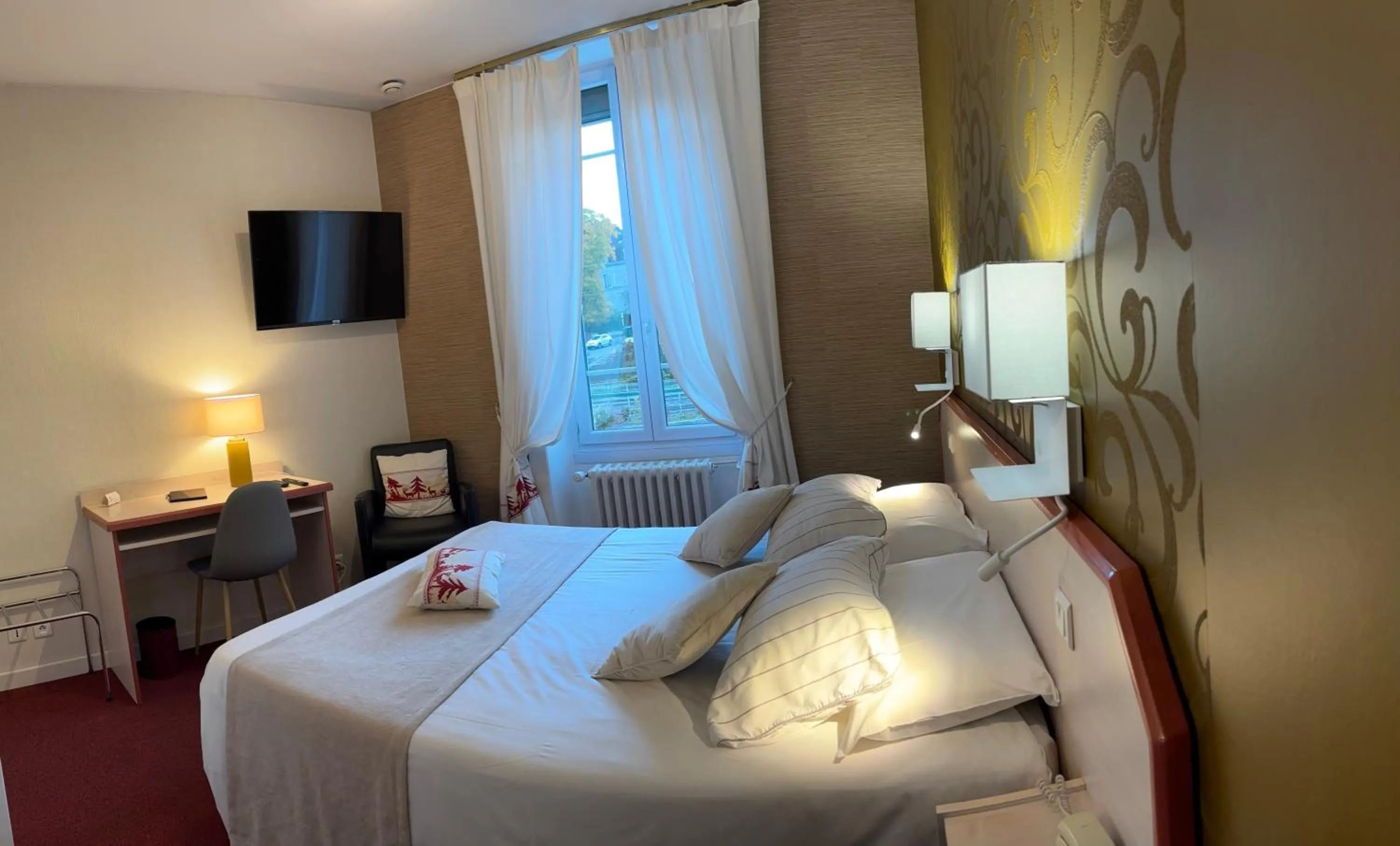 Bed in Hôtel Gambetta