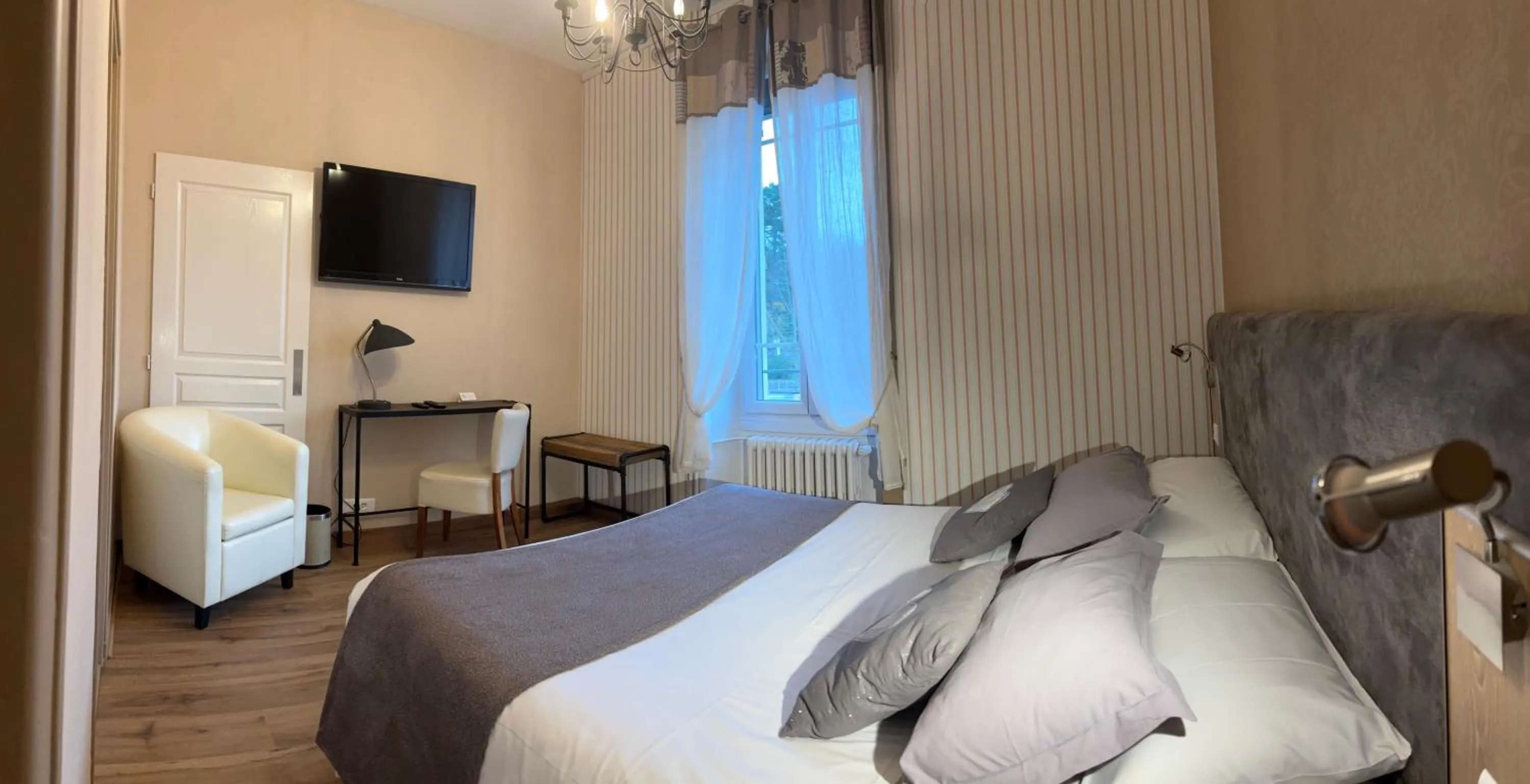 Bed in Hôtel Gambetta