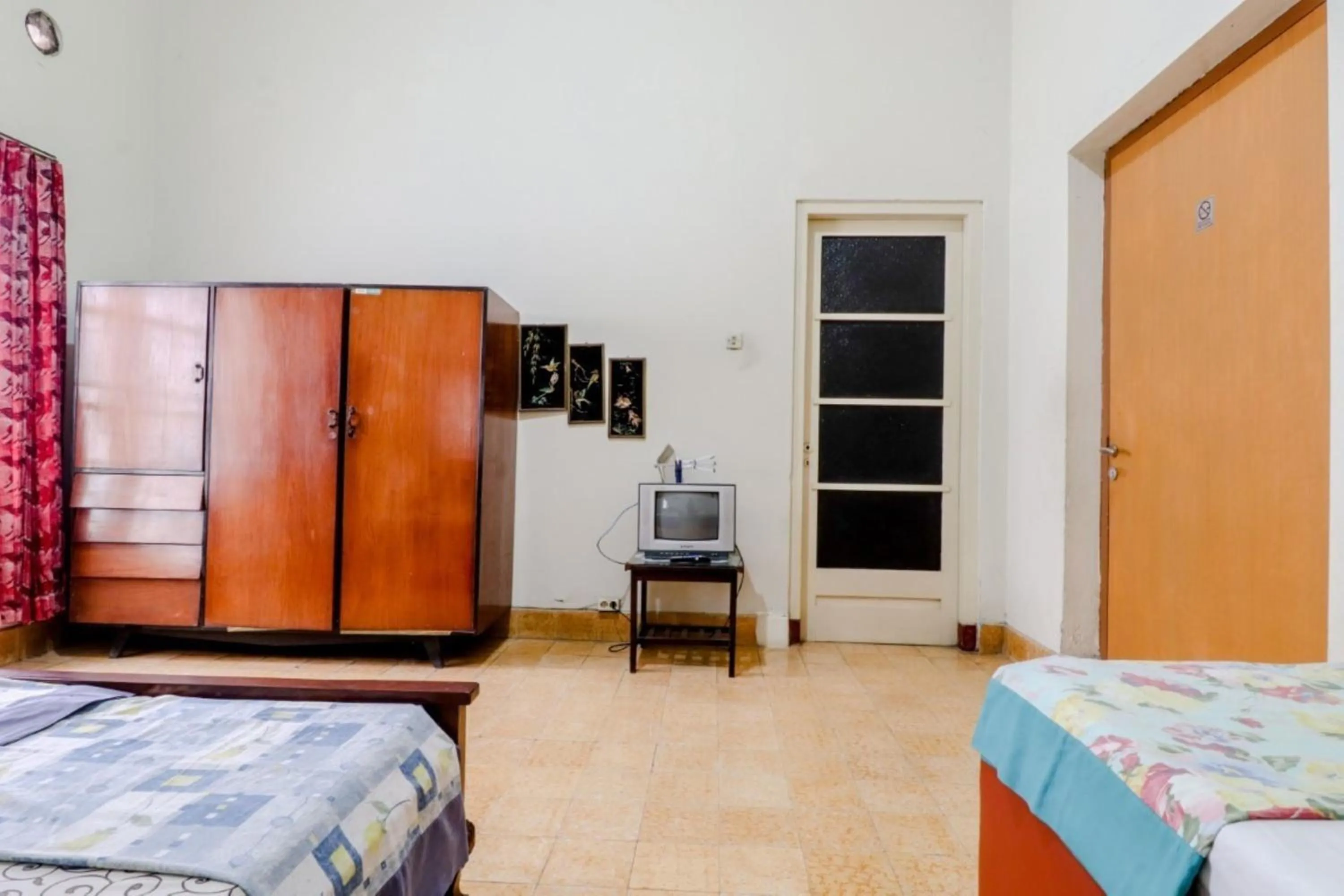 TV and multimedia, Bed in Hotel Sumaryo