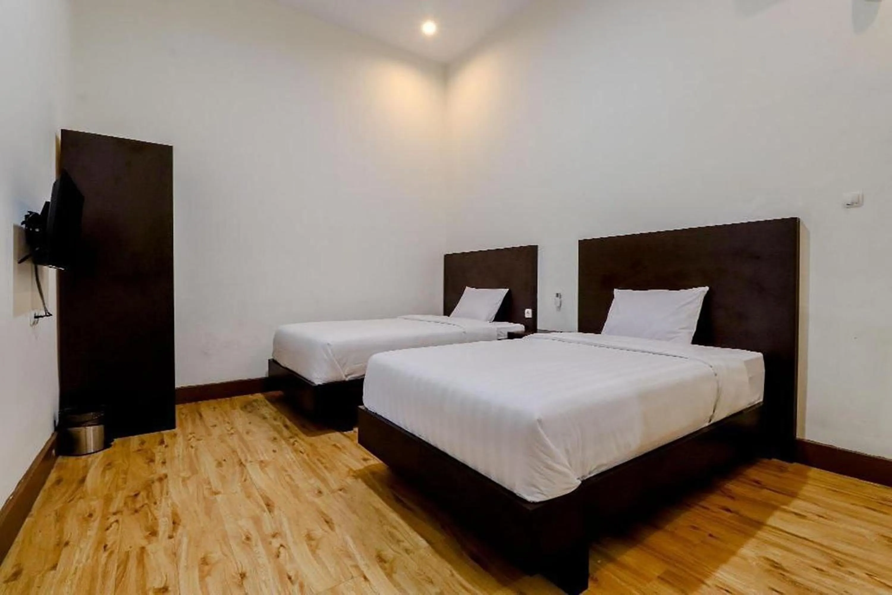 Bedroom, Bed in Hotel Sumaryo