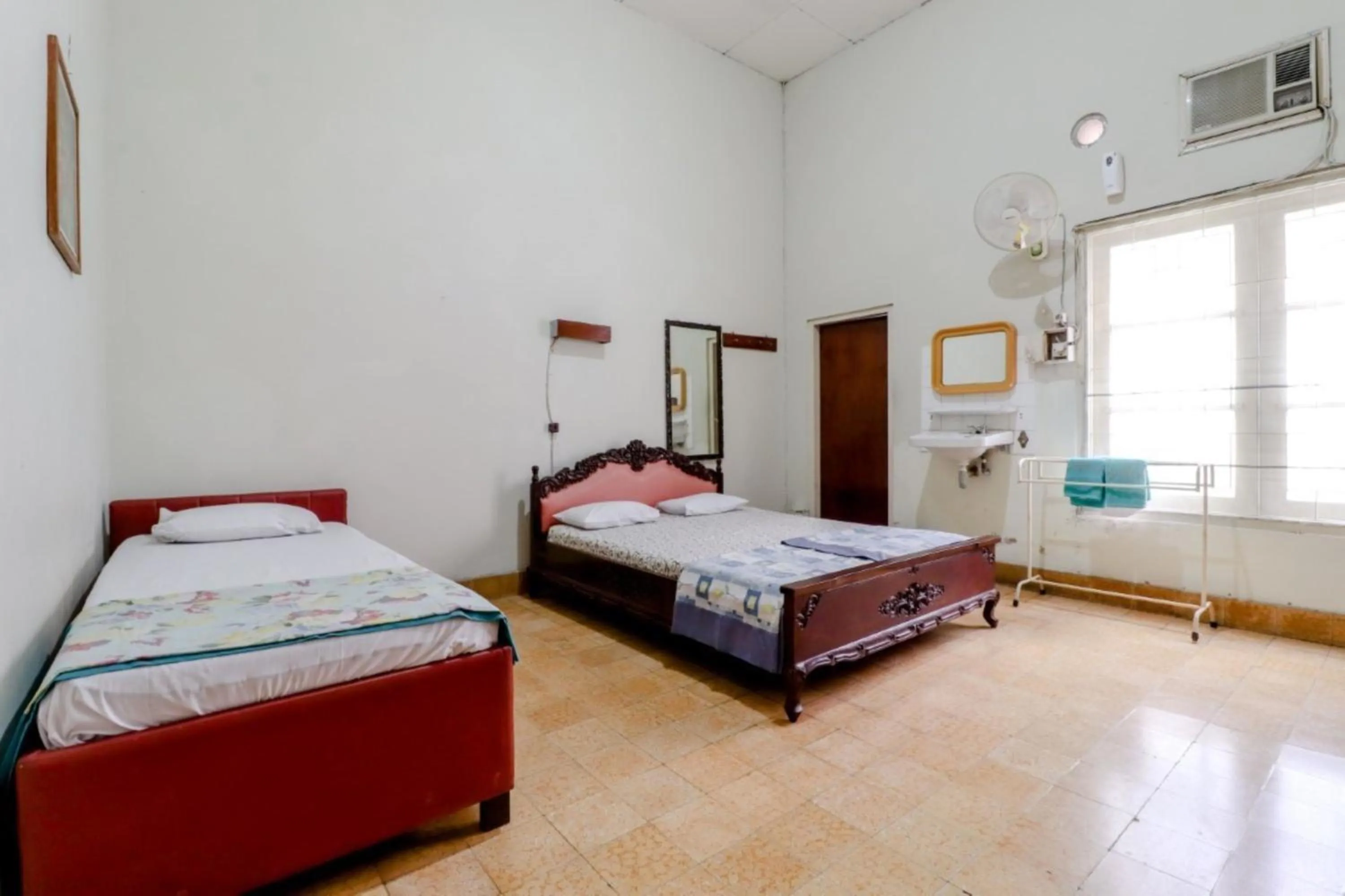 Bedroom, Bed in Hotel Sumaryo