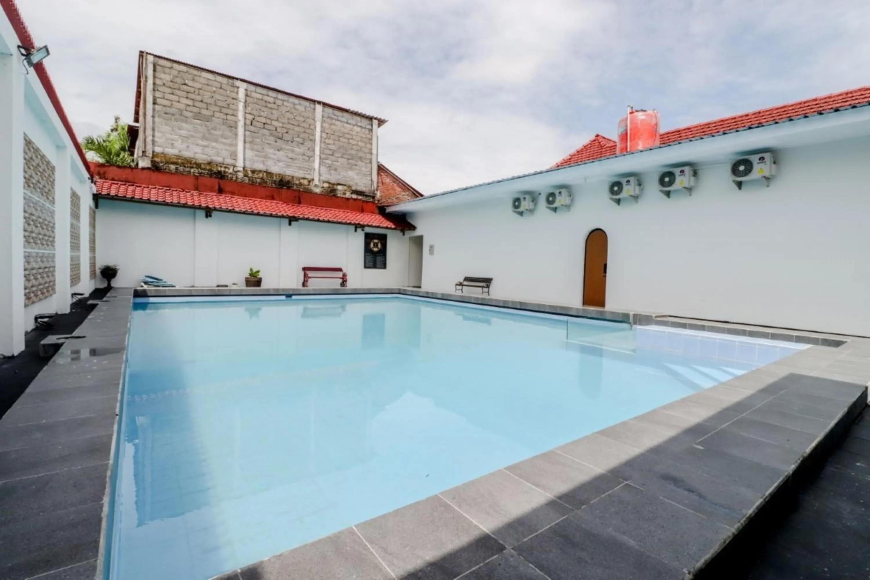 Swimming pool in Hotel Sumaryo