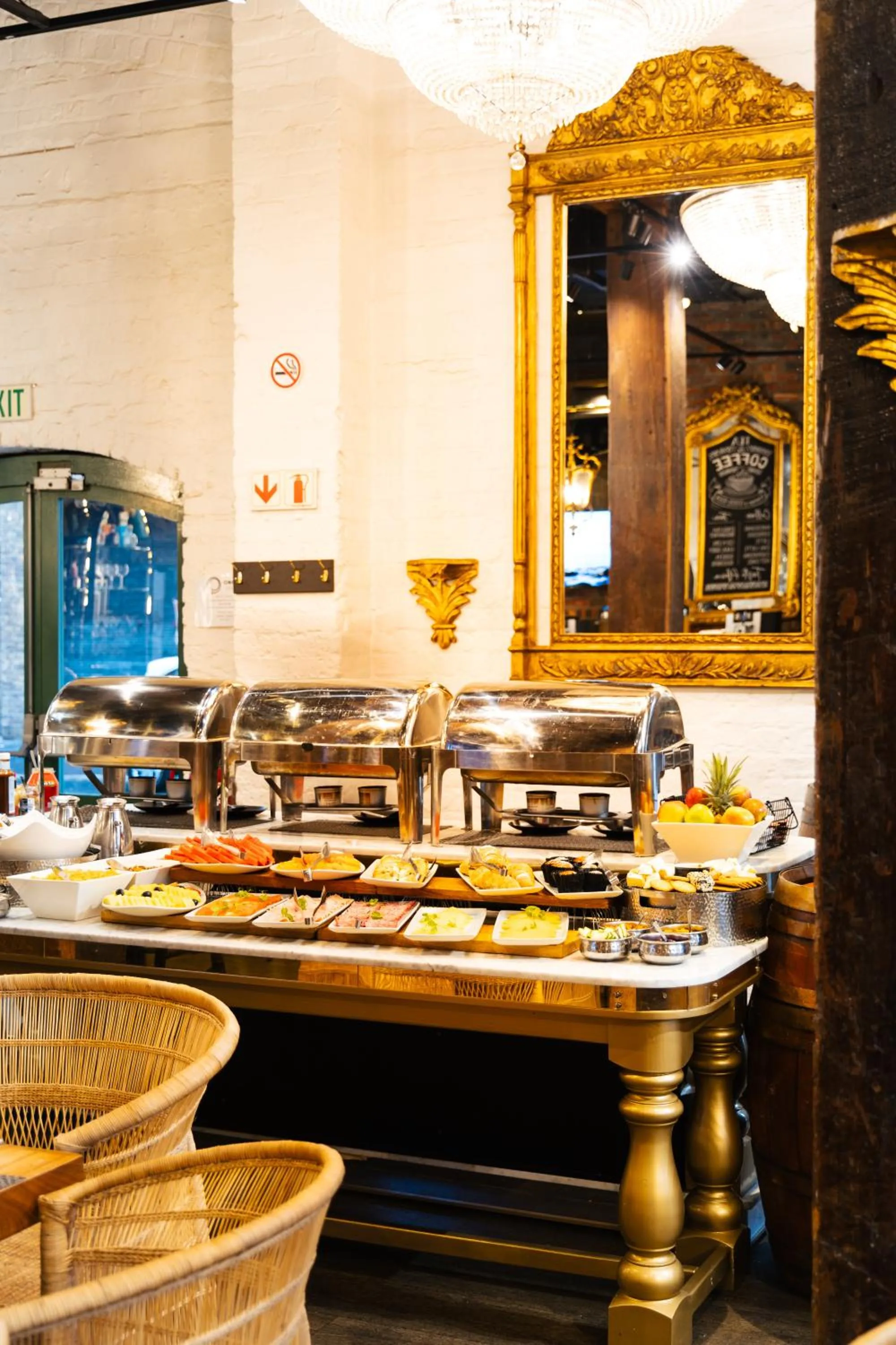 Restaurant/places to eat in ONOMO Hotel Waterfront