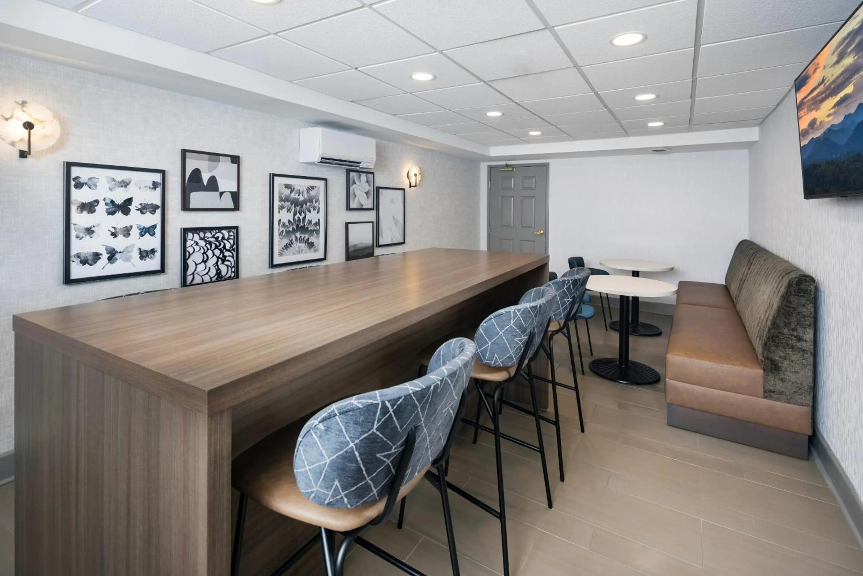 Lobby or reception in Country Inn & Suites by Radisson Asheville Downtown Tunnel Road