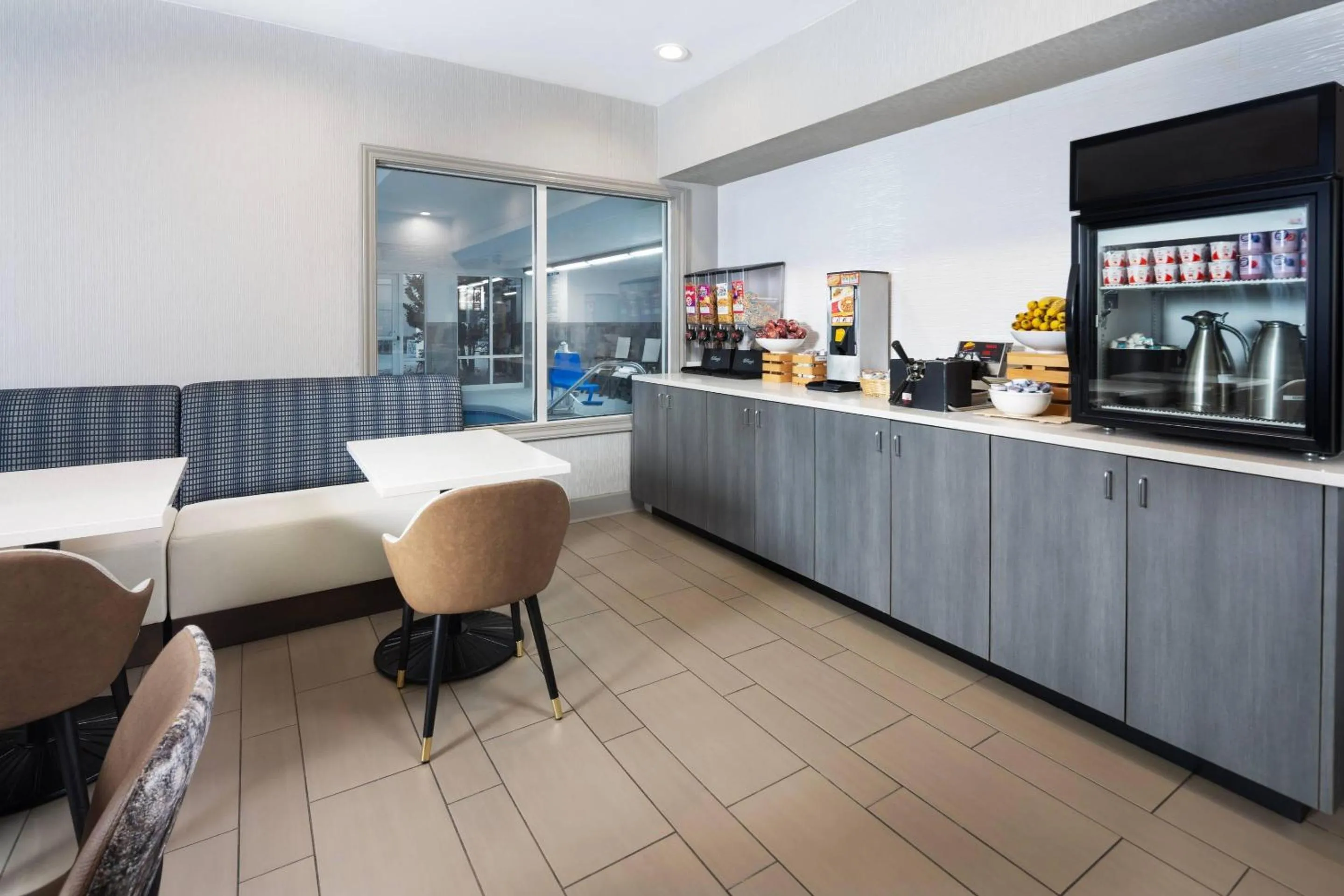 Breakfast in Country Inn & Suites by Radisson Asheville Downtown Tunnel Road