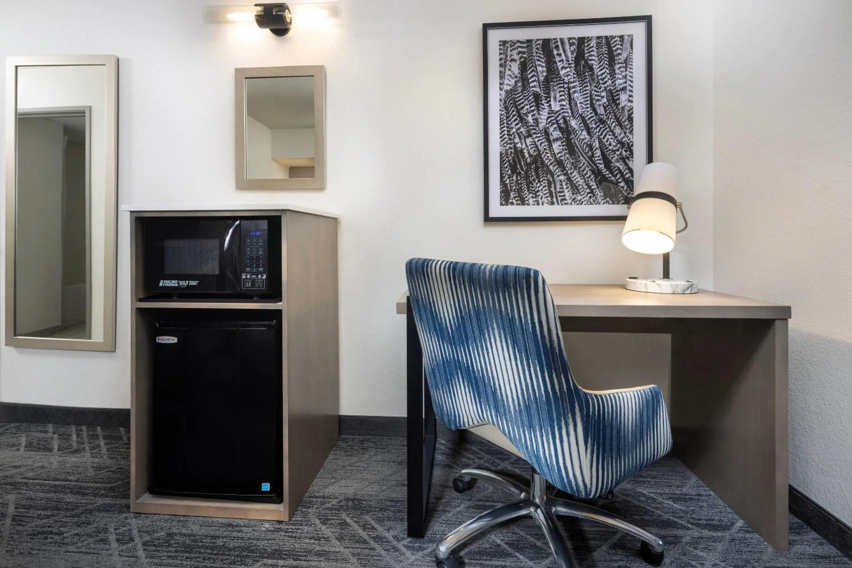 Bedroom in Country Inn & Suites by Radisson Asheville Downtown Tunnel Road