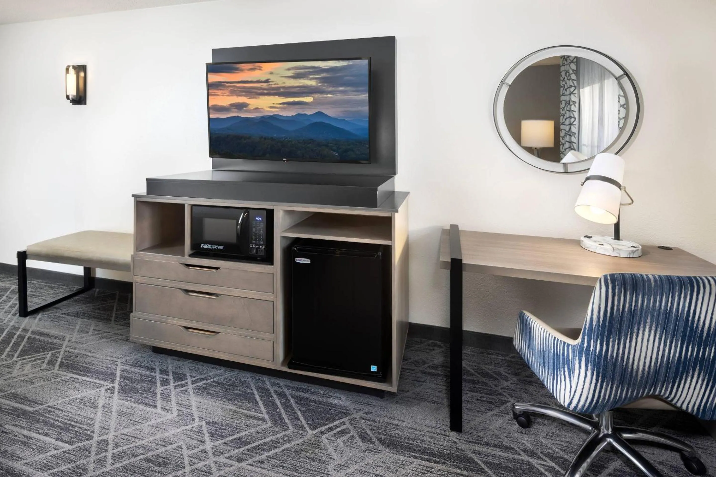 Bedroom in Country Inn & Suites by Radisson Asheville Downtown Tunnel Road