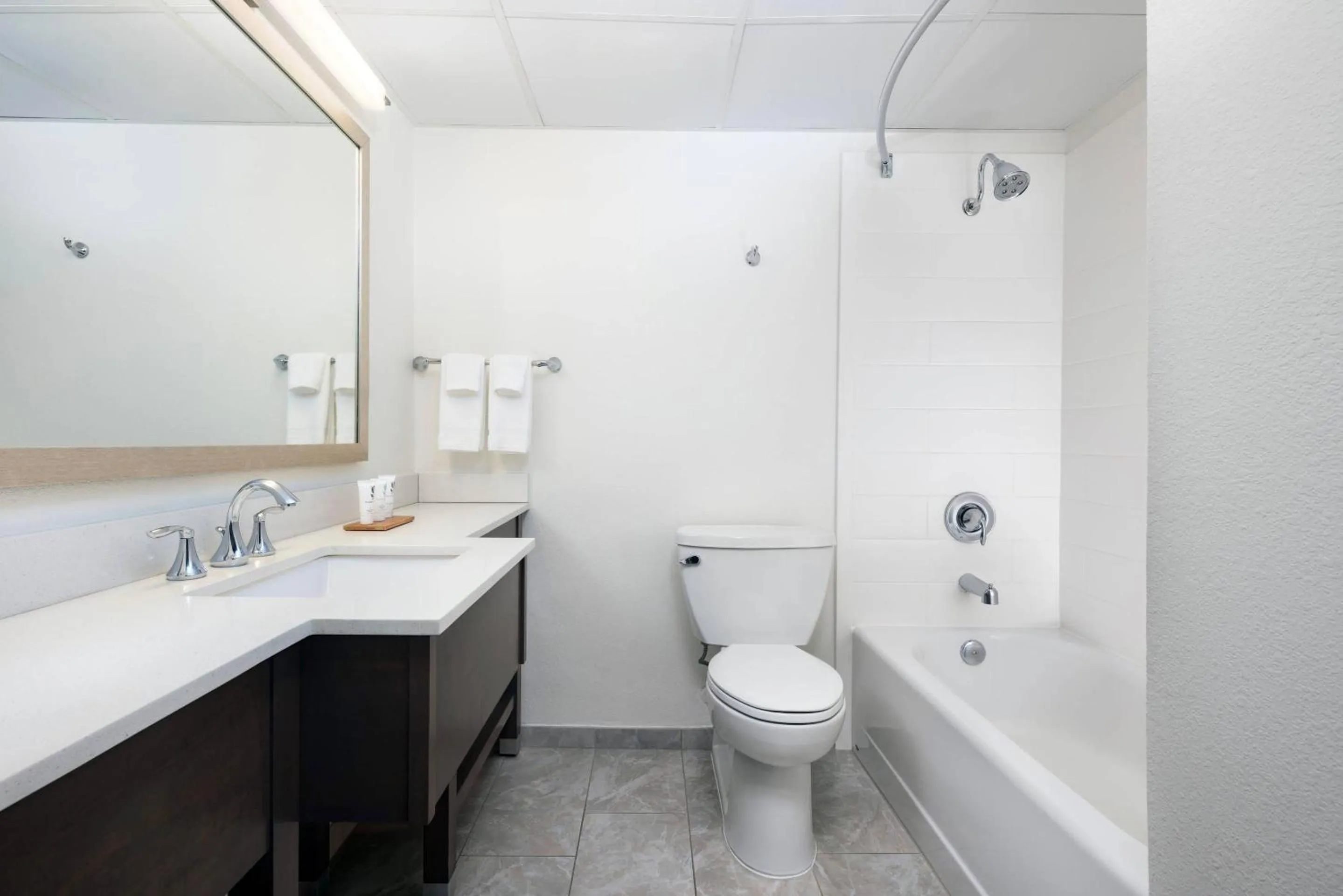 Bedroom in Country Inn & Suites by Radisson Asheville Downtown Tunnel Road