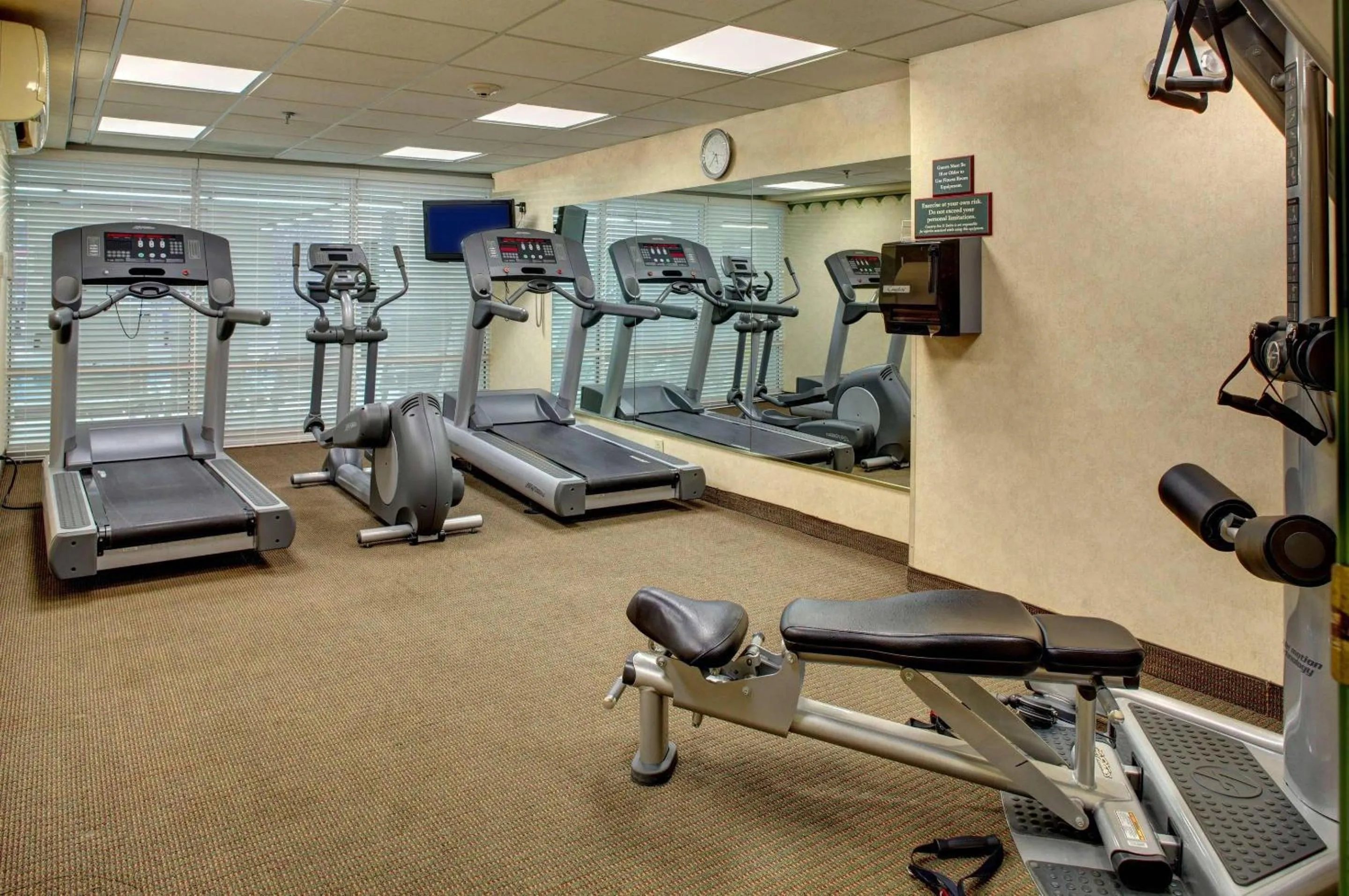 Fitness centre/facilities in Country Inn & Suites by Radisson Asheville Downtown Tunnel Road