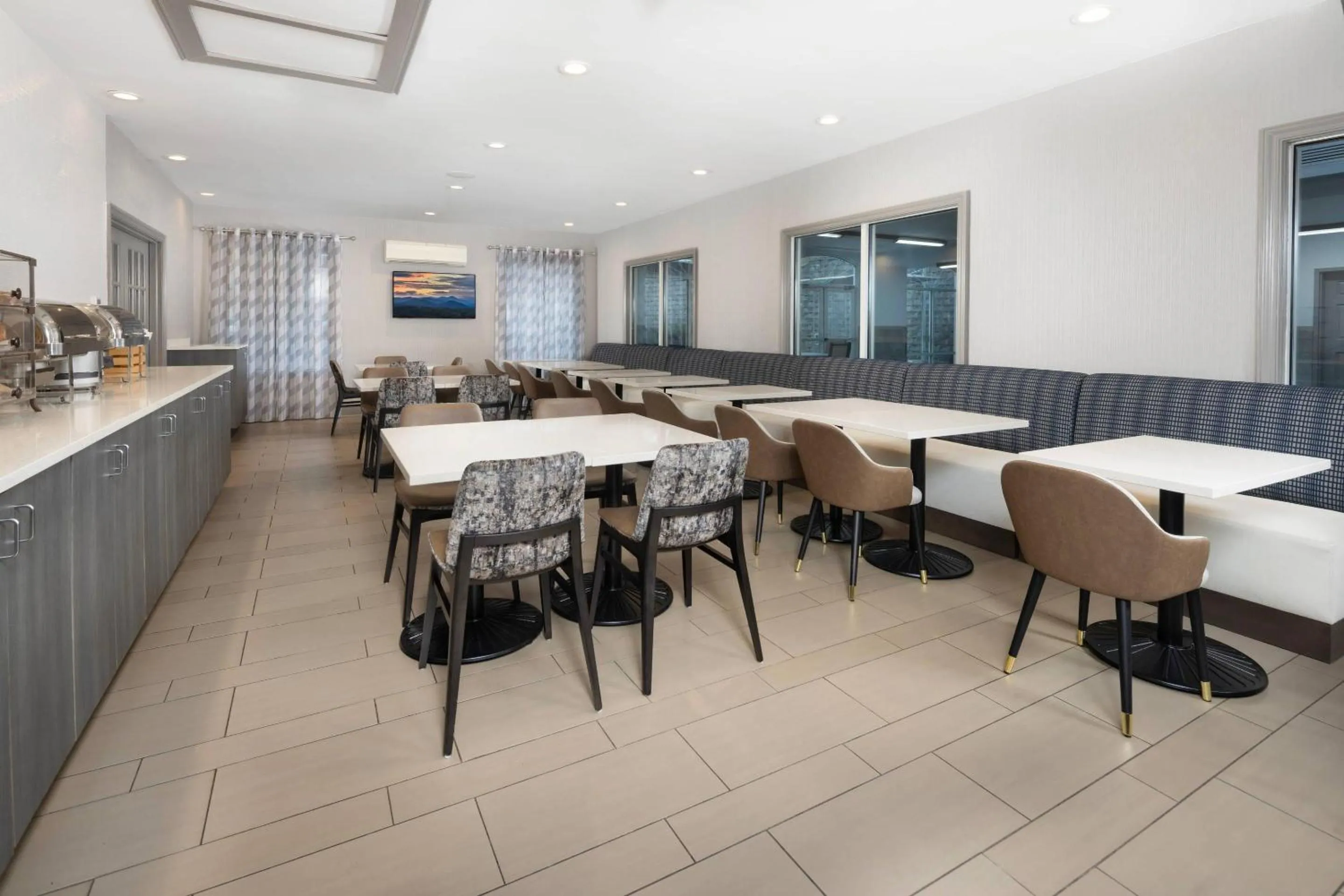 Breakfast in Country Inn & Suites by Radisson Asheville Downtown Tunnel Road