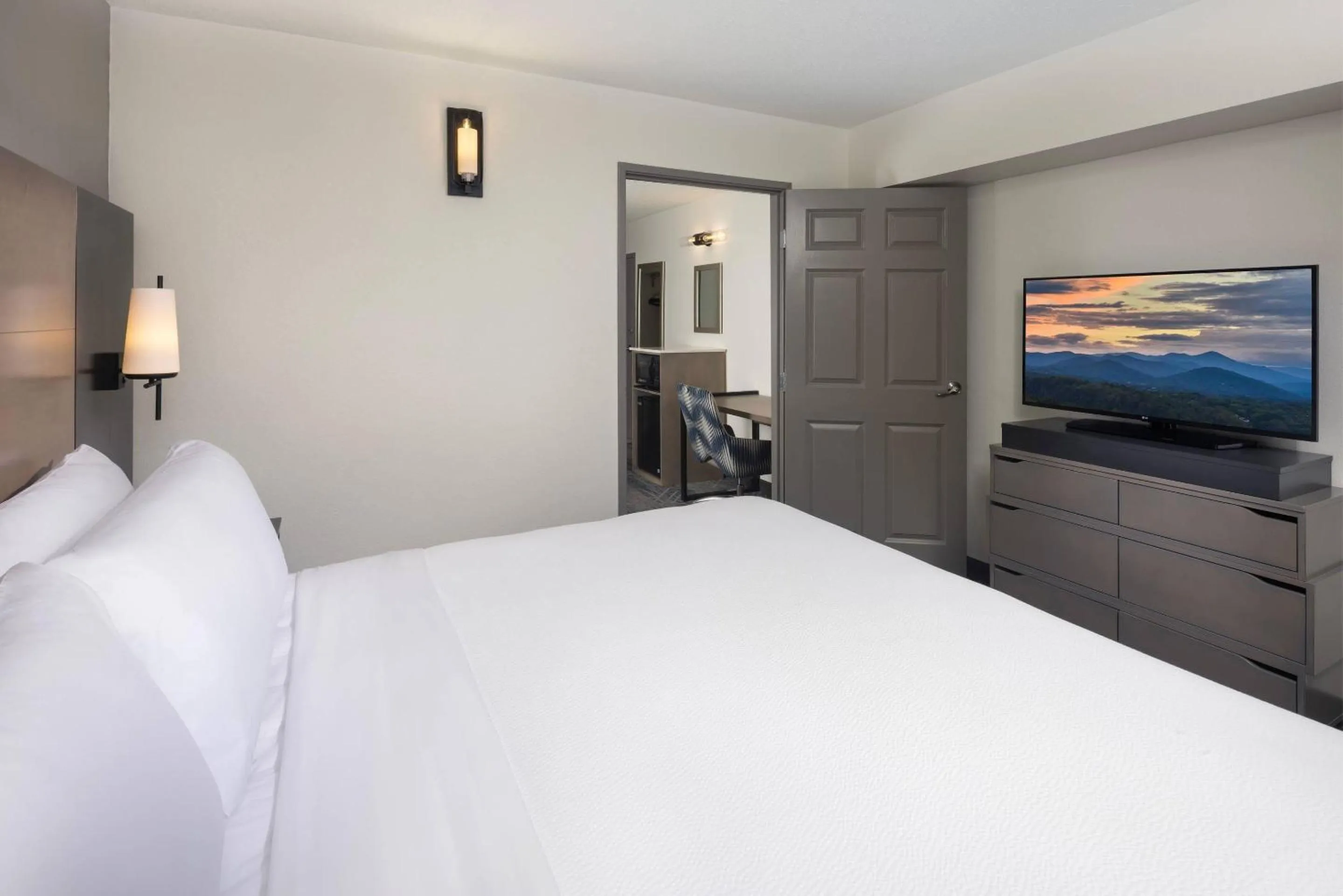 Bedroom, Bed in Country Inn & Suites by Radisson Asheville Downtown Tunnel Road