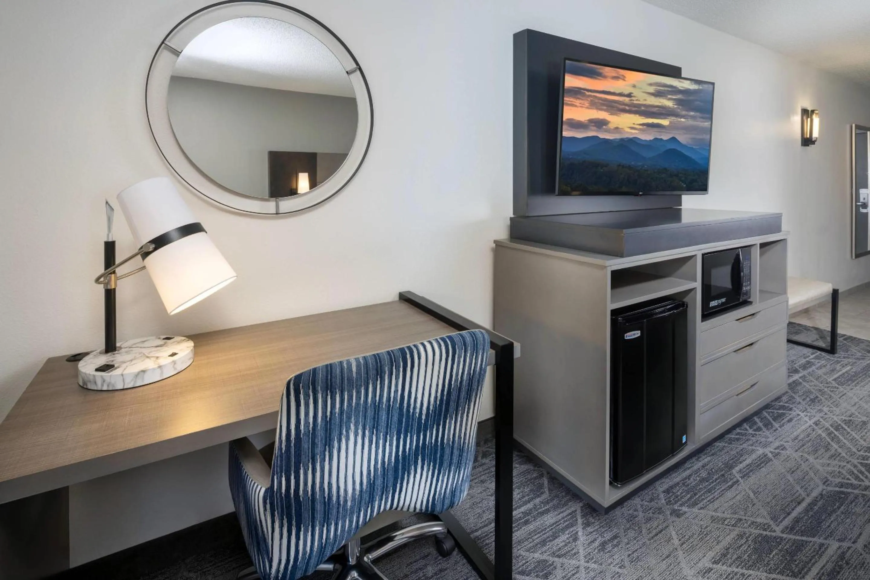 Bedroom in Country Inn & Suites by Radisson Asheville Downtown Tunnel Road