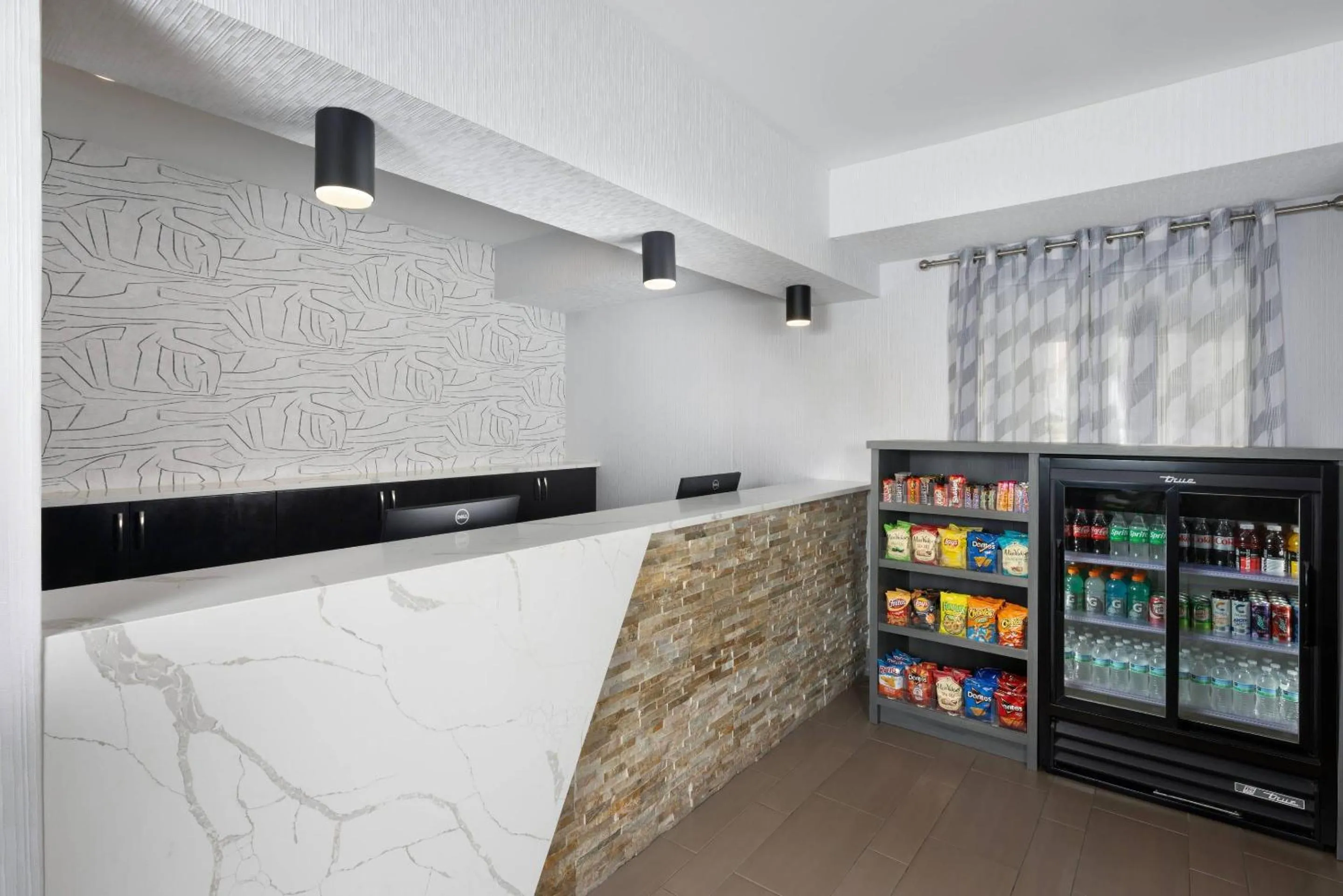 Lobby or reception in Country Inn & Suites by Radisson Asheville Downtown Tunnel Road