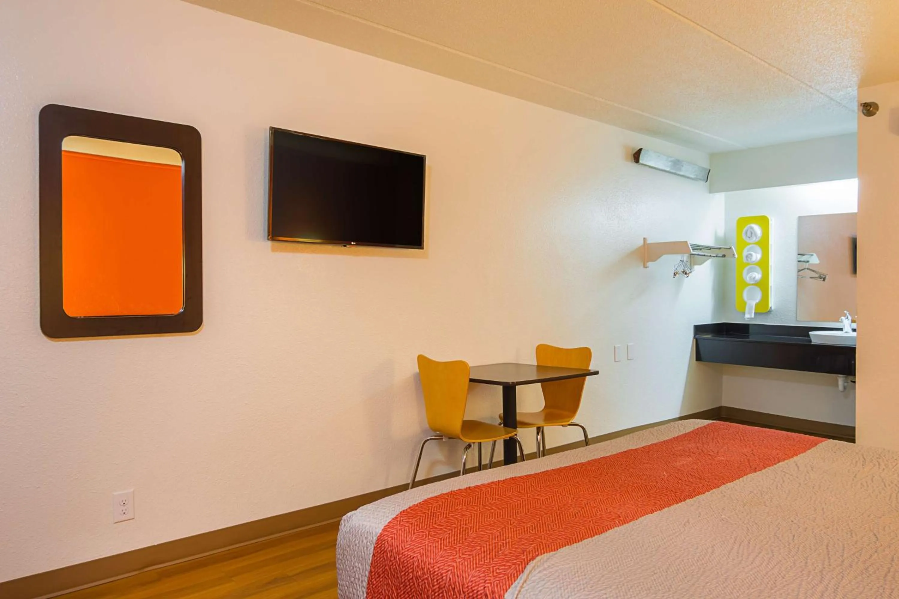 TV and multimedia, Bed in Motel 6-Tucker, GA - Atlanta Northeast