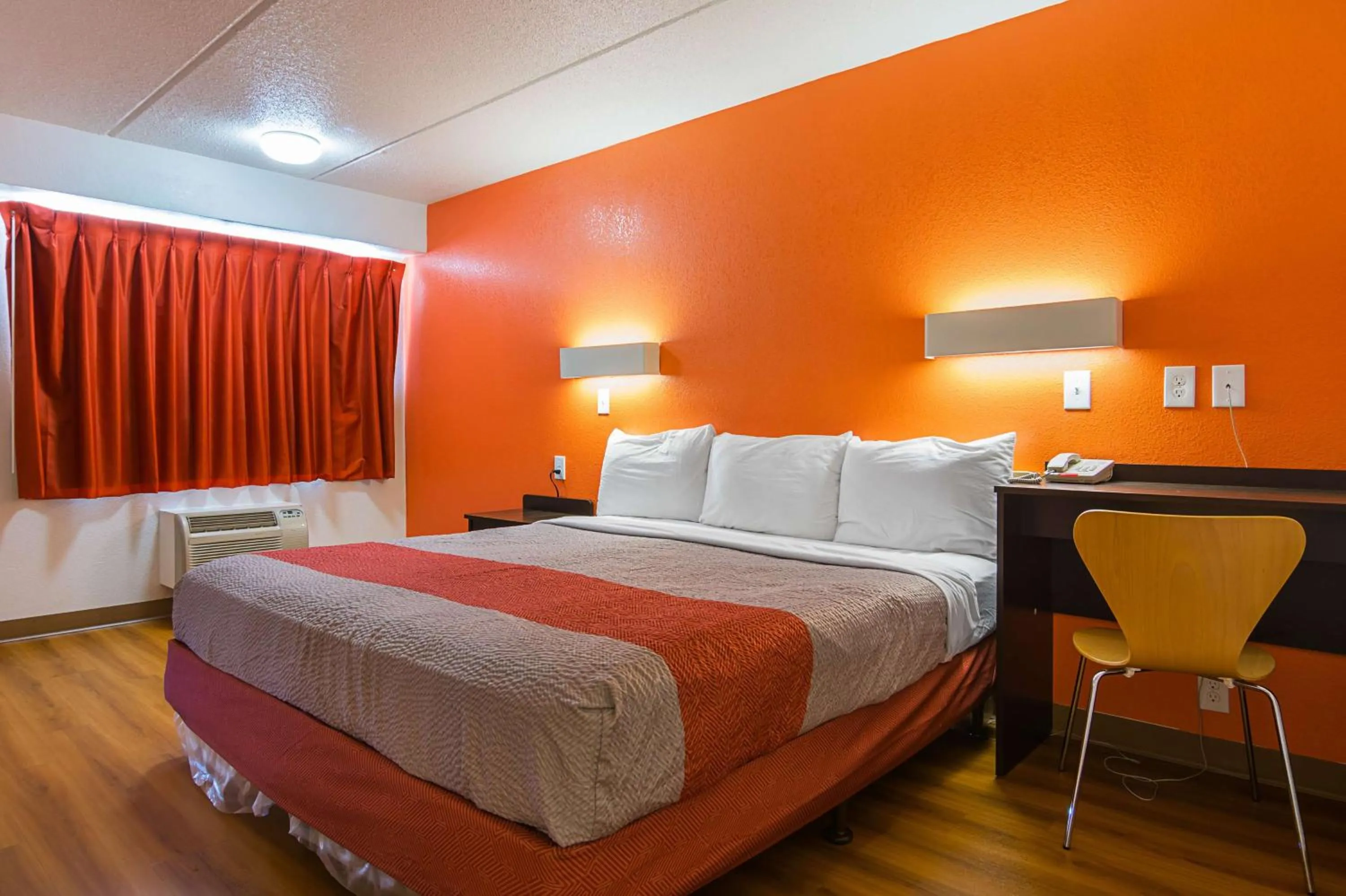 TV and multimedia, Bed in Motel 6-Tucker, GA - Atlanta Northeast