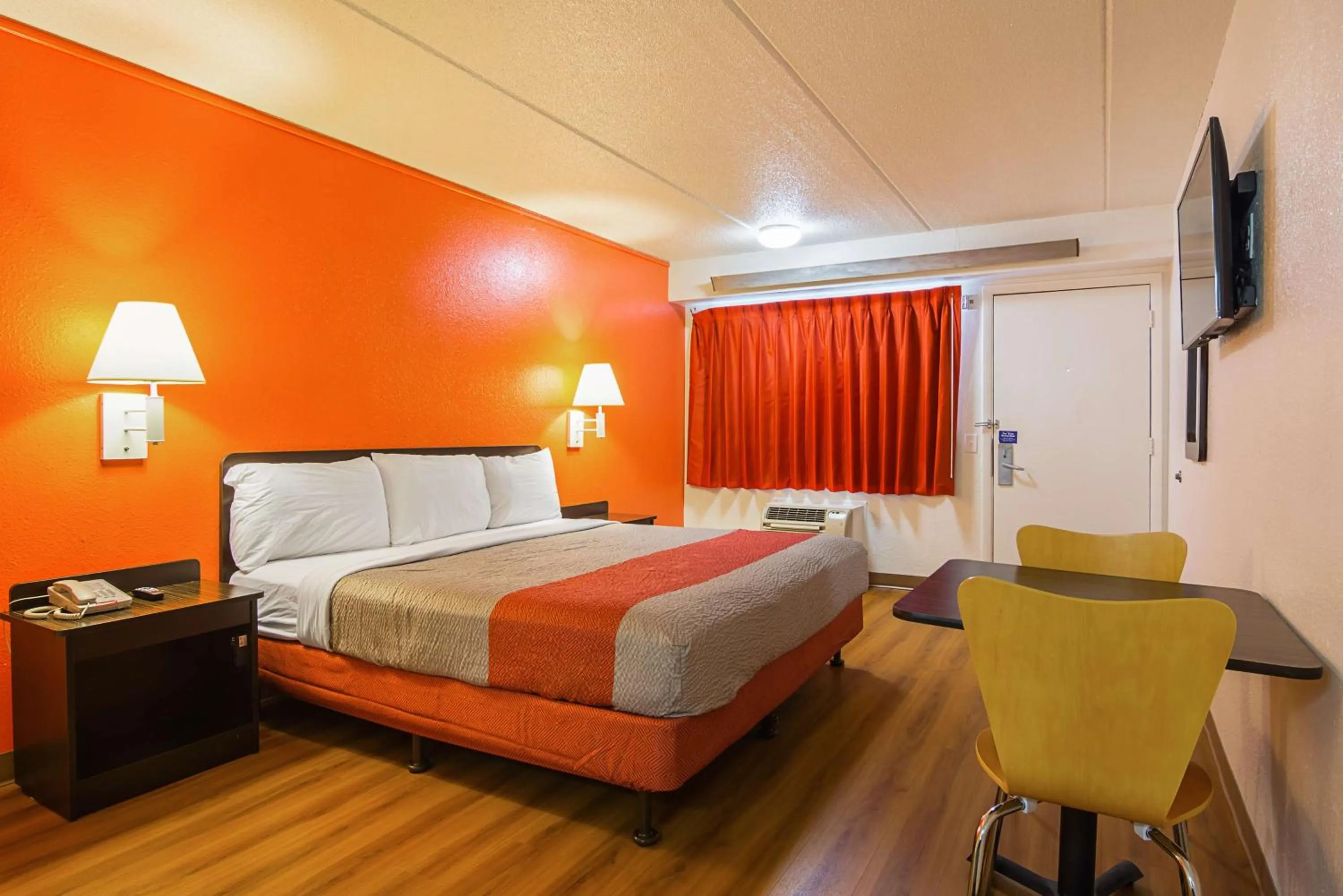 TV and multimedia, Bed in Motel 6-Tucker, GA - Atlanta Northeast