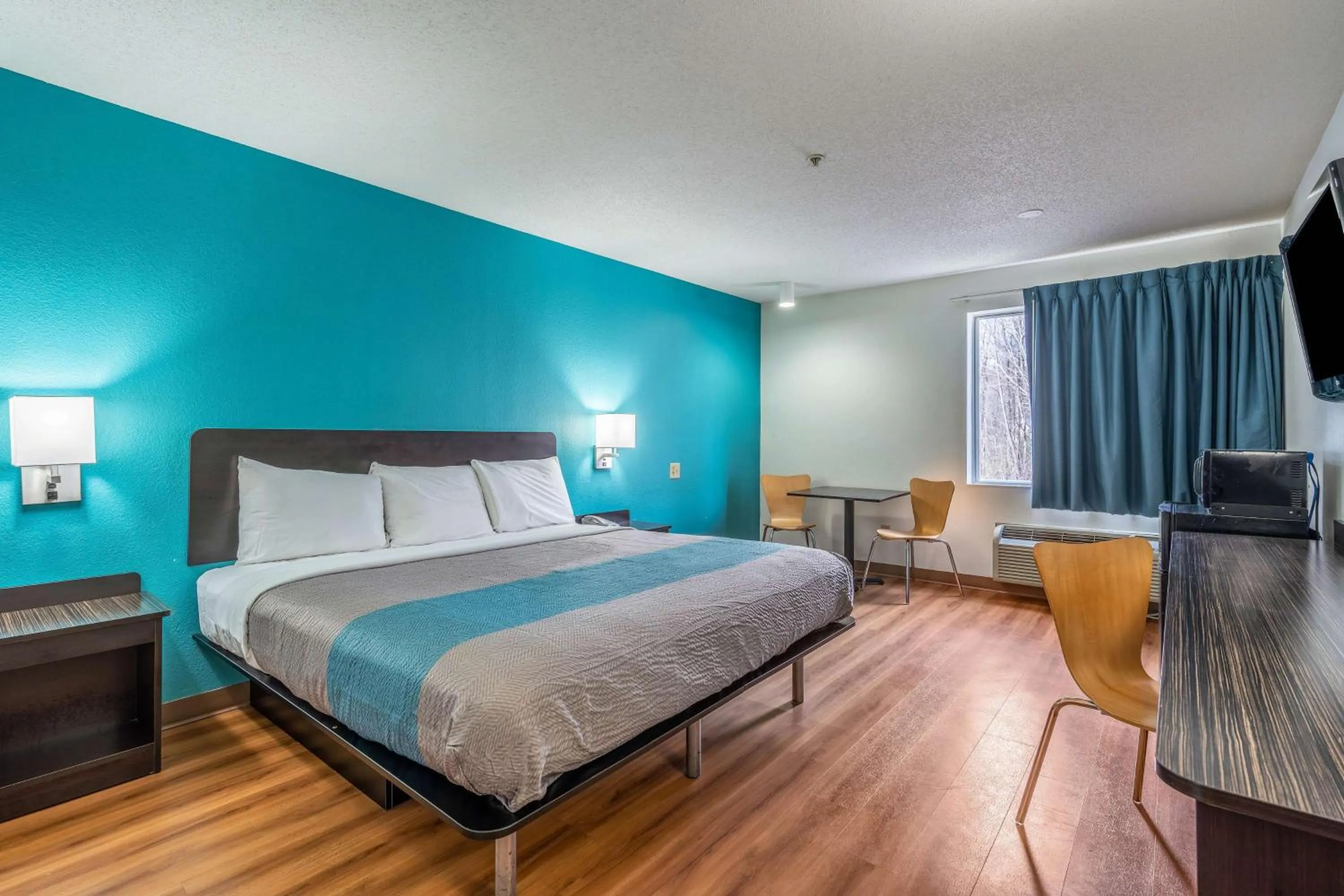 TV and multimedia, Bed in Motel 6-Rocky Mount, NC