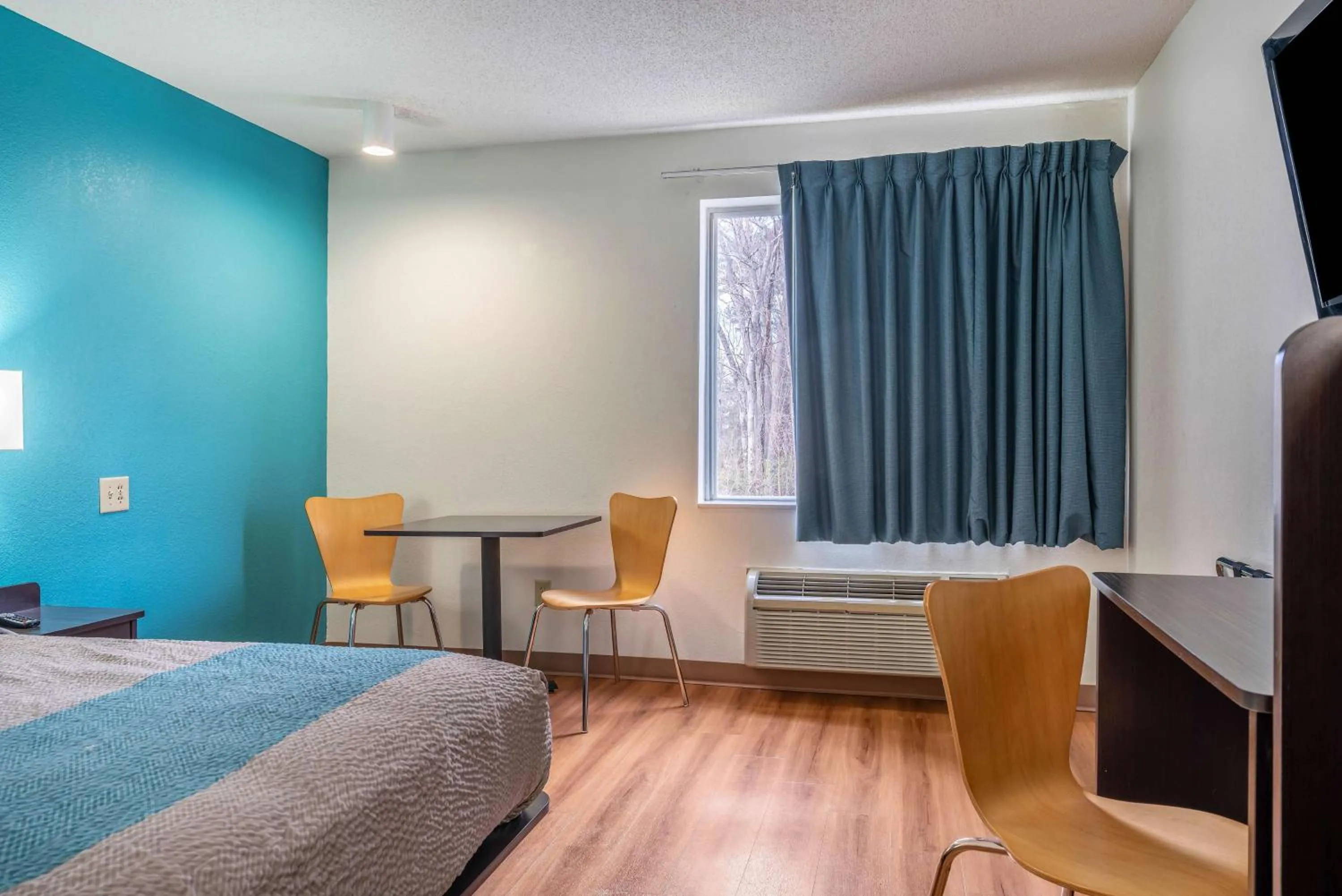 TV and multimedia, Bed in Motel 6-Rocky Mount, NC