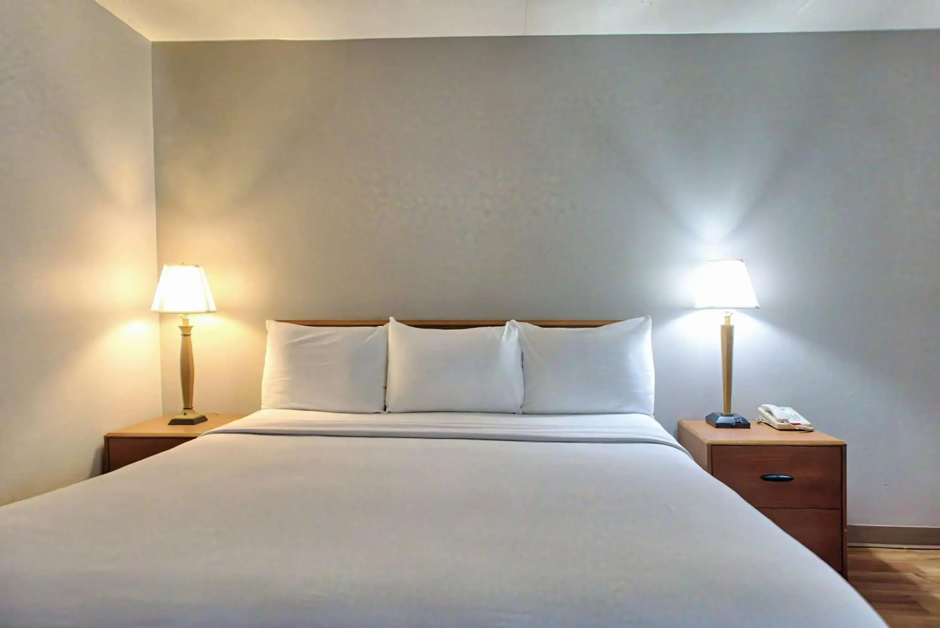 Deluxe King Room in Motel 6-Buffalo, NY - Airport - Williamsville Deluxe King Room in Motel 6-Buffalo, NY - Airport - Williamsville