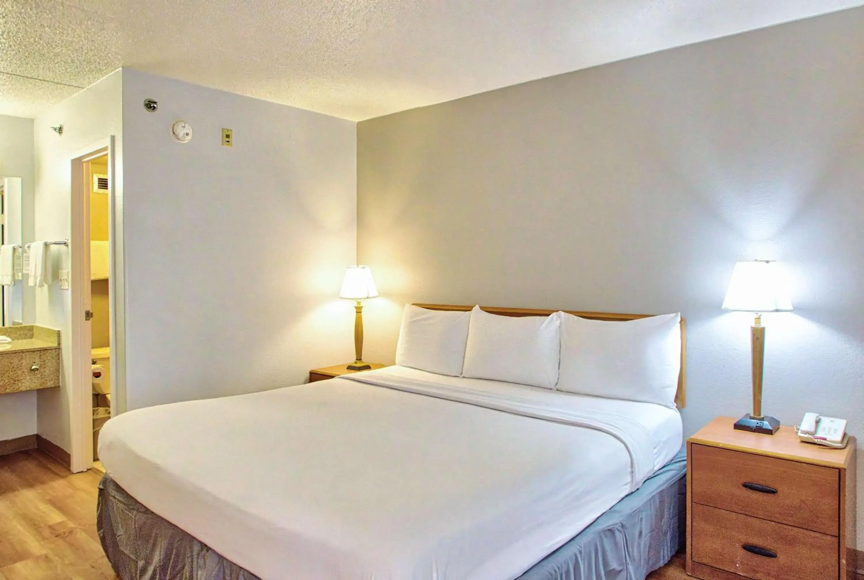 King Room - Disability Access in Motel 6-Buffalo, NY - Airport - Williamsville King Room - Disability Access in Motel 6-Buffalo, NY - Airport - Williamsville