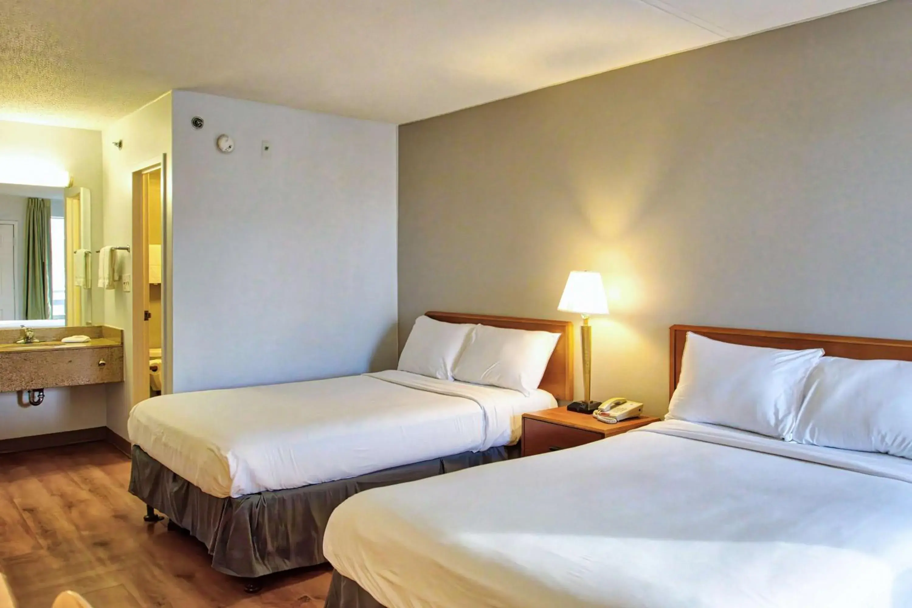 Deluxe Quadruple Room in Motel 6-Buffalo, NY - Airport - Williamsville Deluxe Quadruple Room in Motel 6-Buffalo, NY - Airport - Williamsville